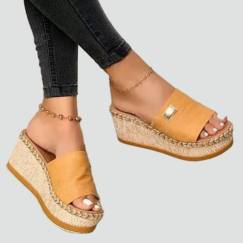 Ortopædiske slippers til damer - Regular Fit med flettet sål og kilehæl