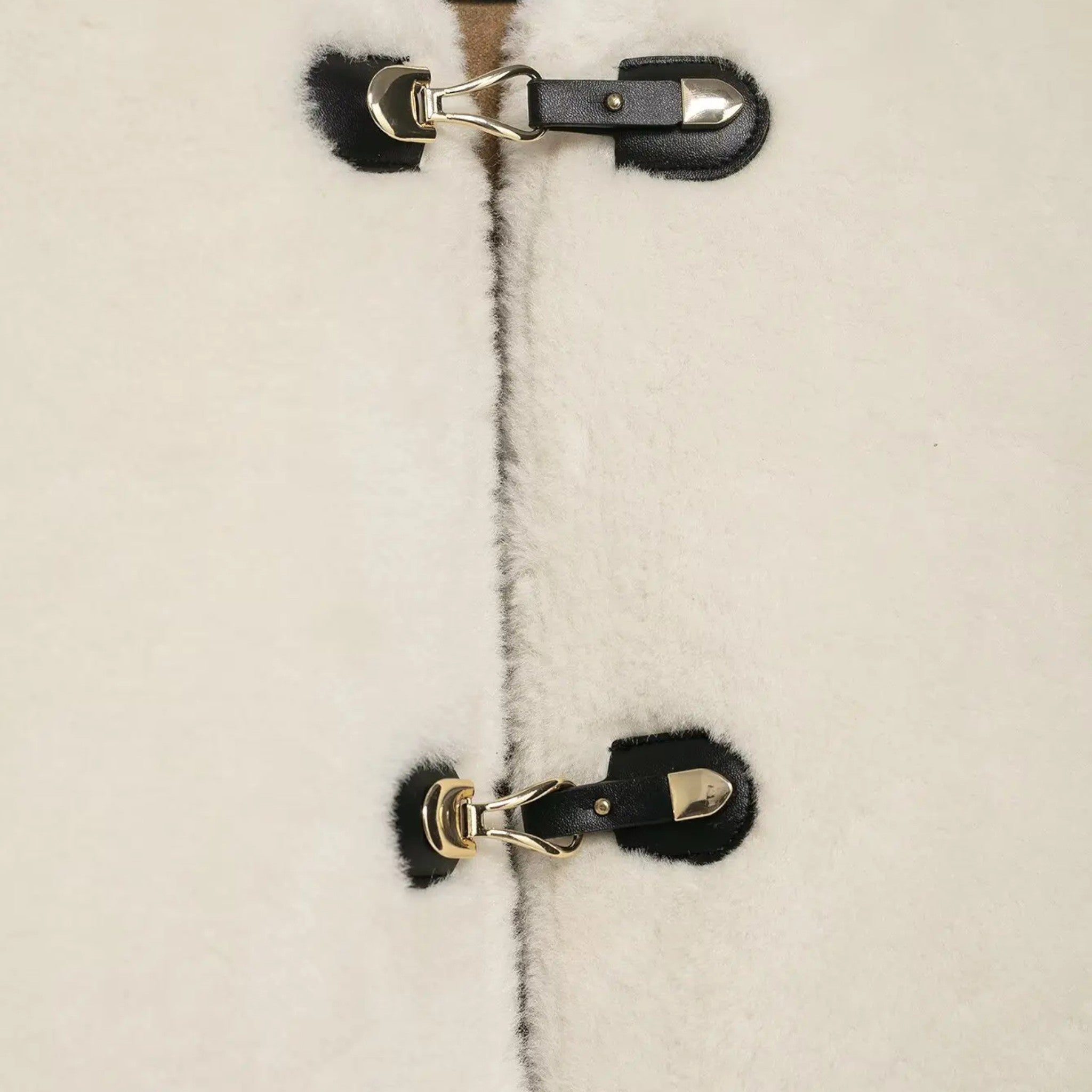 Faux fur-jakke til dame med toggle-knapper