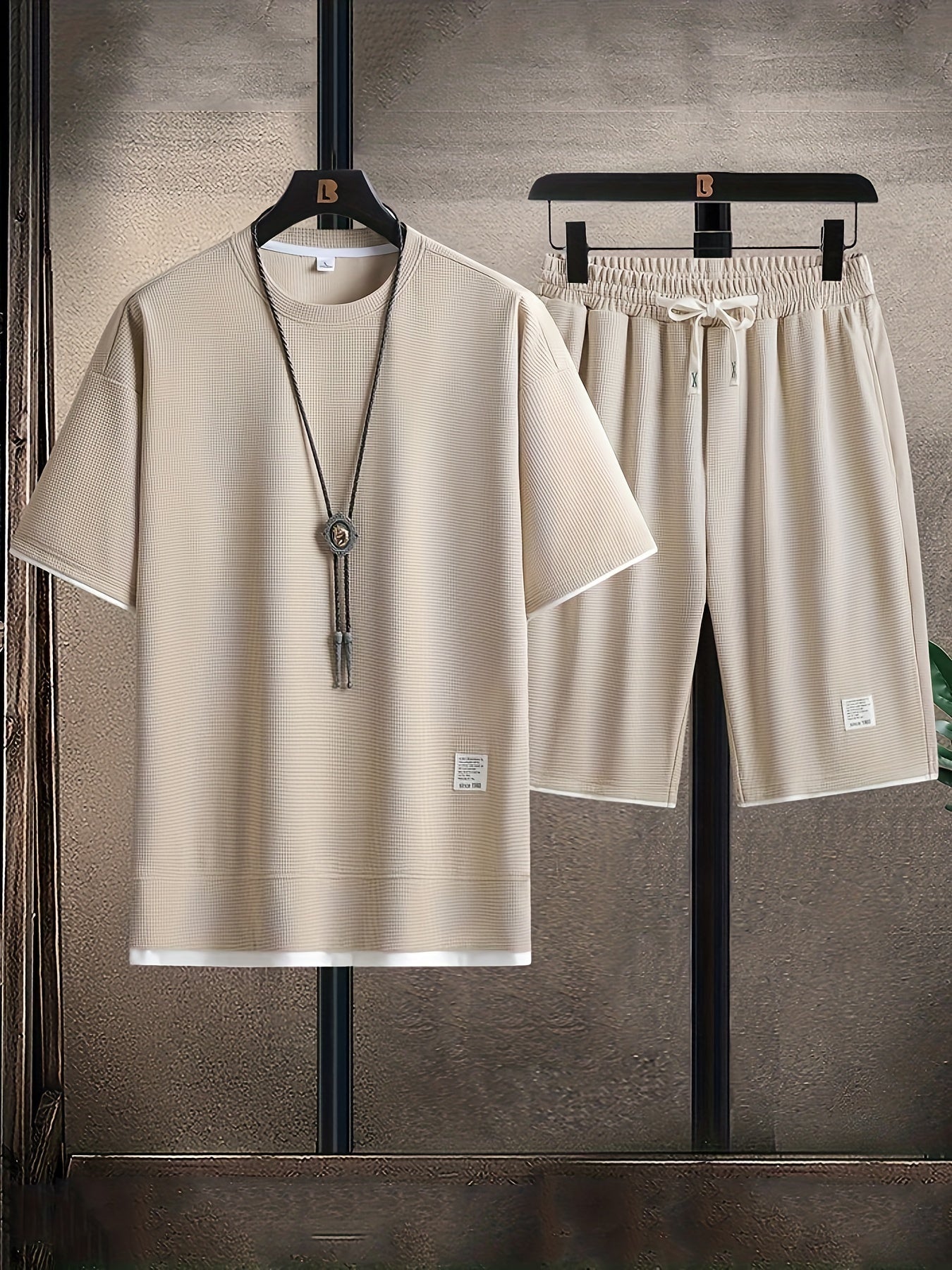 2-delt loungesæt til mænd bestående af en kortærmet T-shirt og shorts med snøre