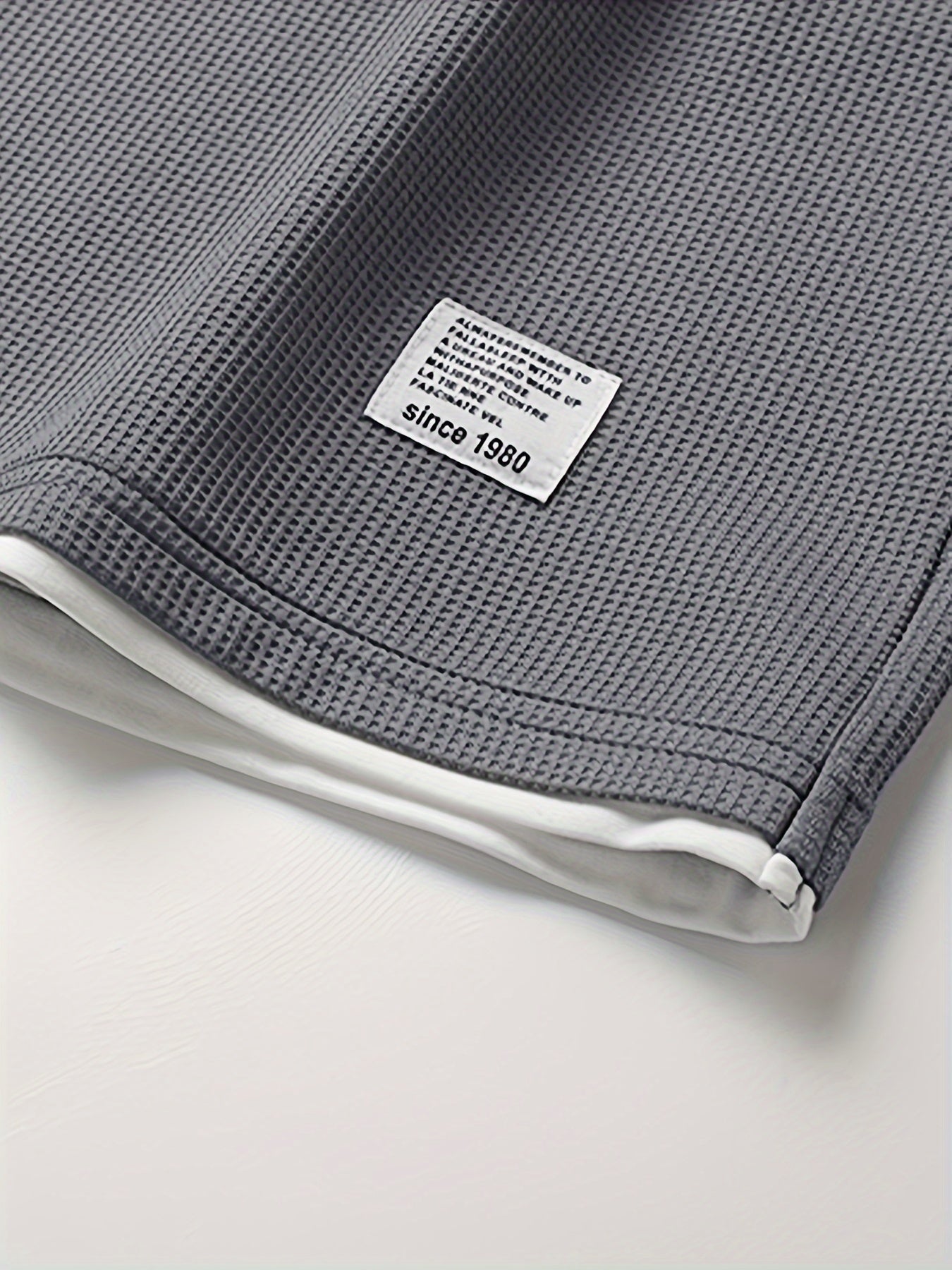 2-delt loungesæt til mænd bestående af en kortærmet T-shirt og shorts med snøre