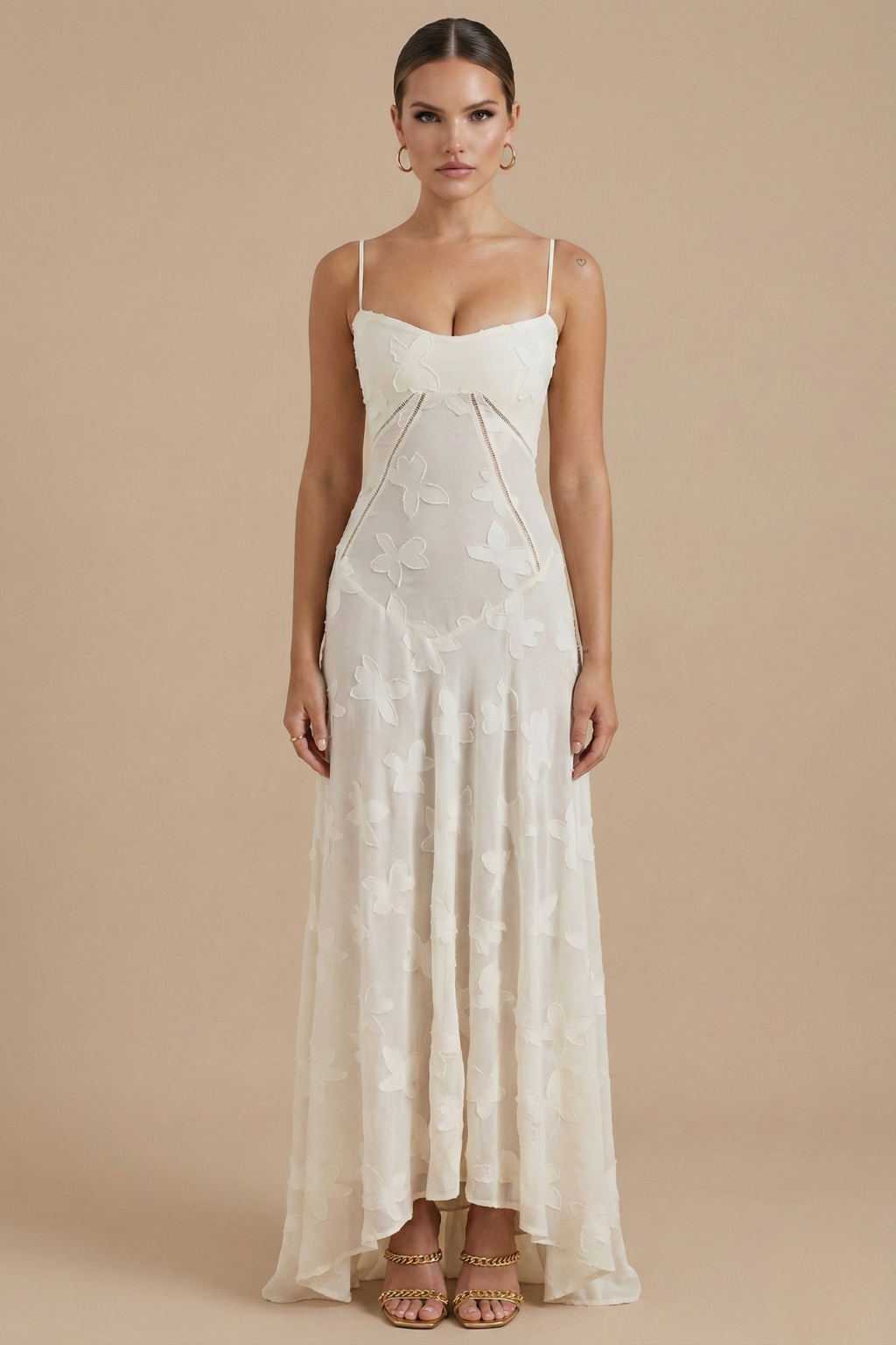 Elegante vestido maxi floral con tirantes finos y parte superior entallada