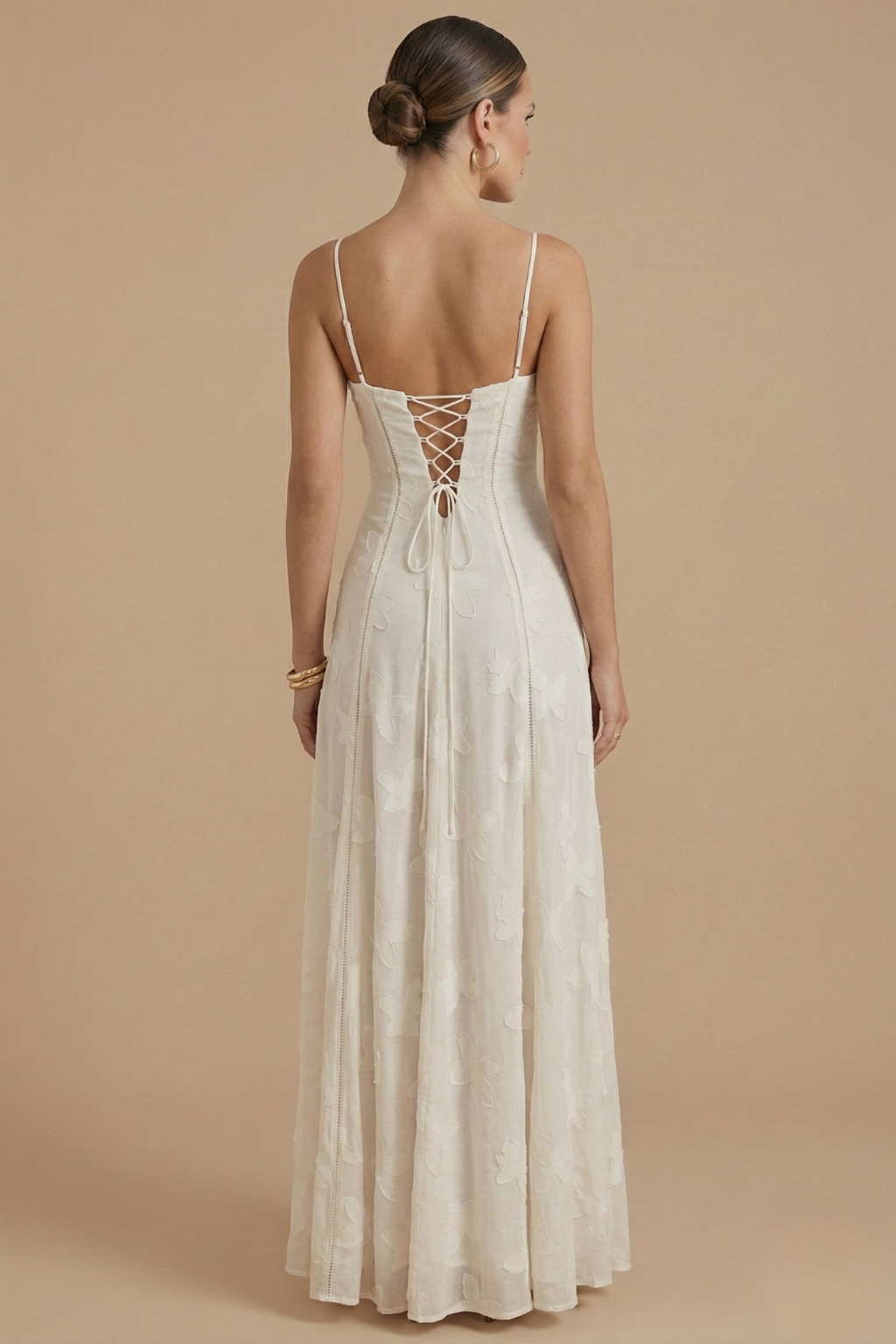 Elegante vestido maxi floral con tirantes finos y parte superior entallada