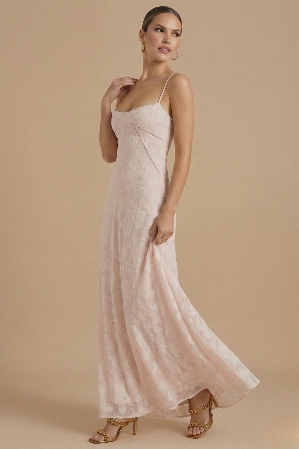 Elegante vestido maxi floral con tirantes finos y parte superior entallada