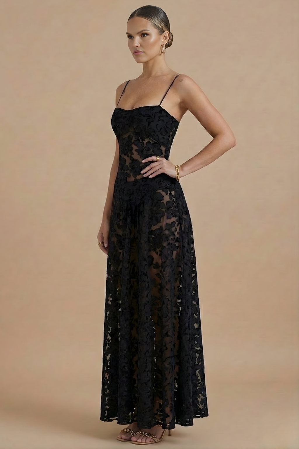 Elegante vestido maxi floral con tirantes finos y parte superior entallada
