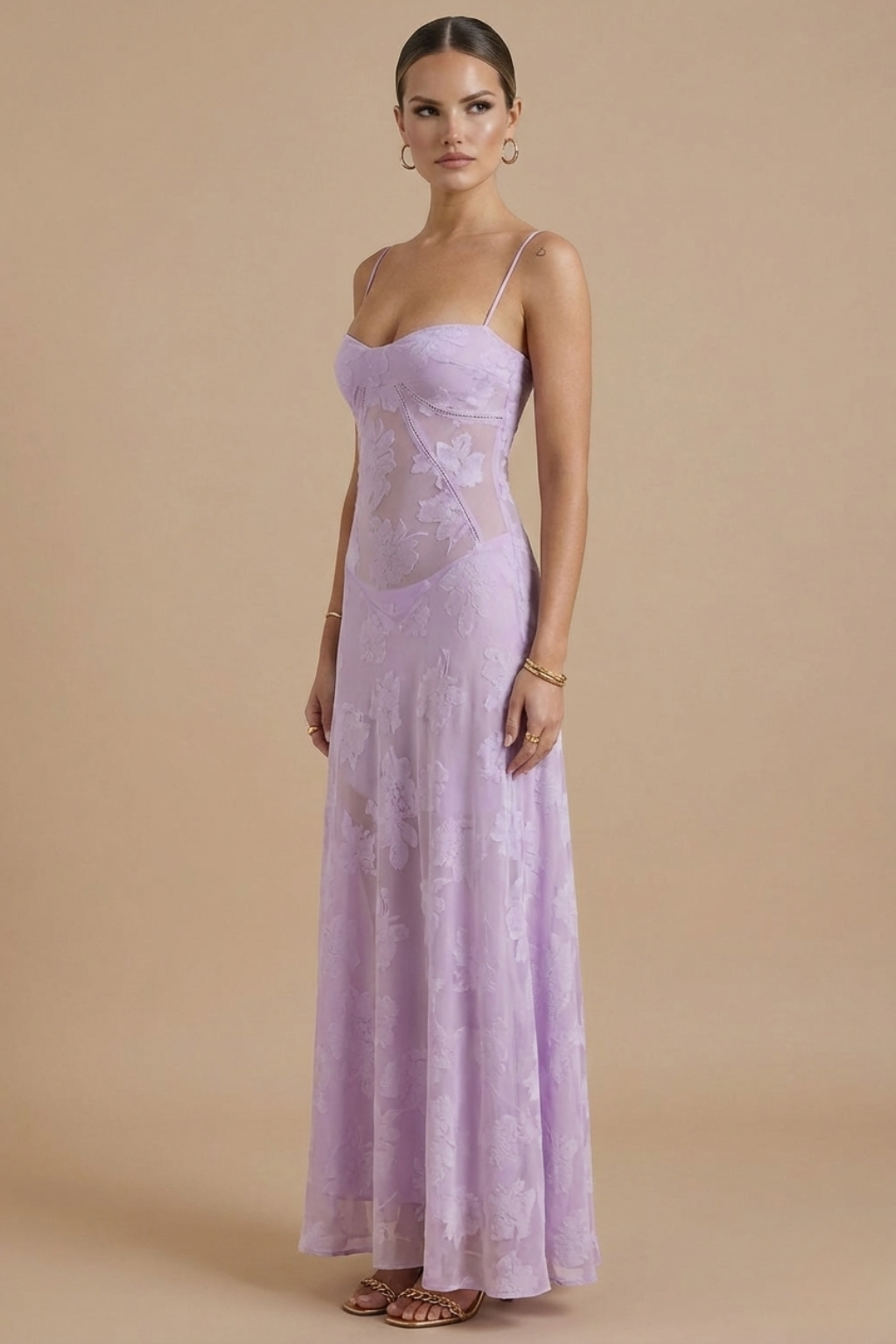 Elegante vestido maxi floral con tirantes finos y parte superior entallada