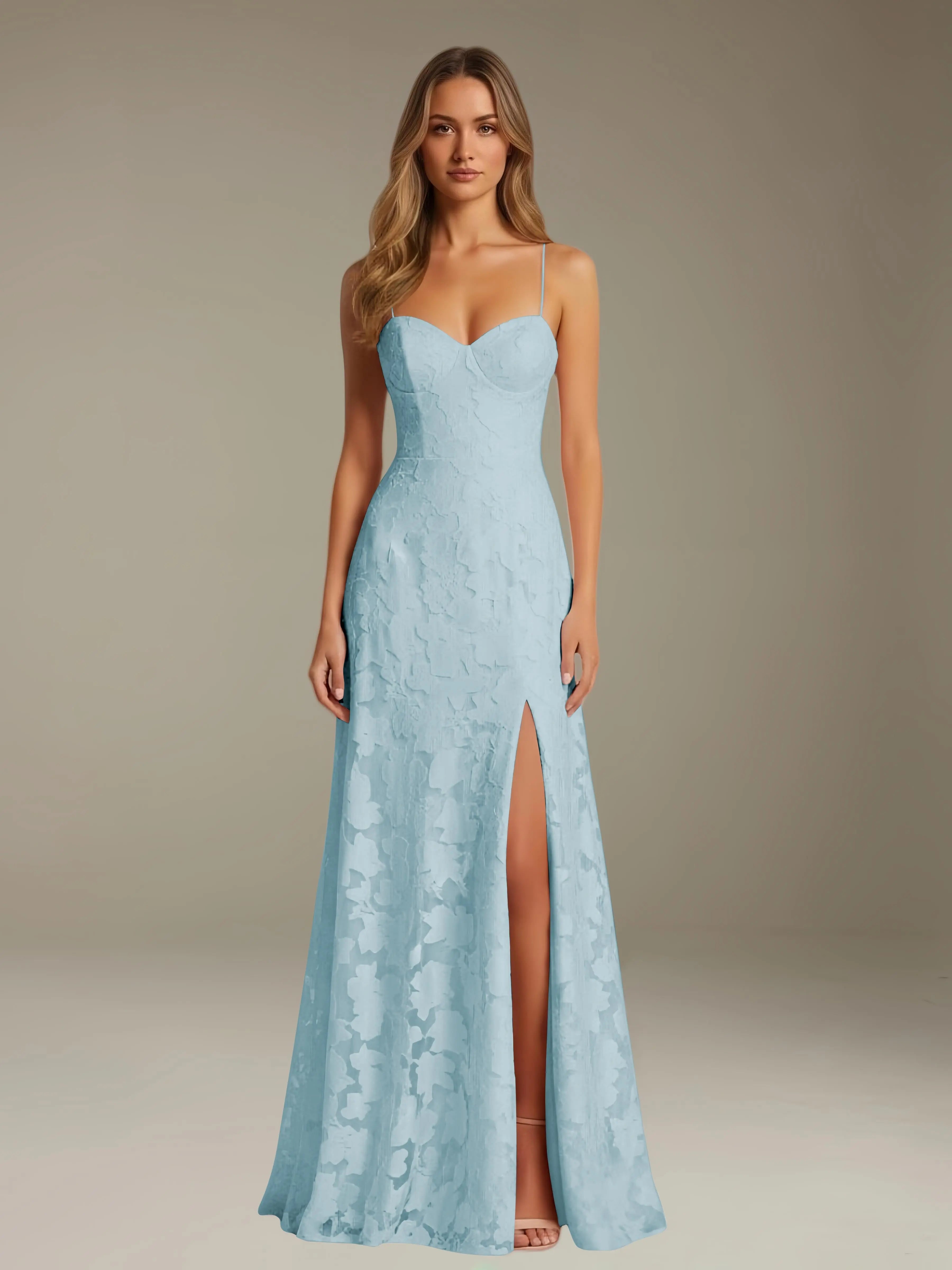 Vestido de Renda Floral – Decote Coração com Alças Finas, Corte em A, Comprimento ao Chão com Fenda