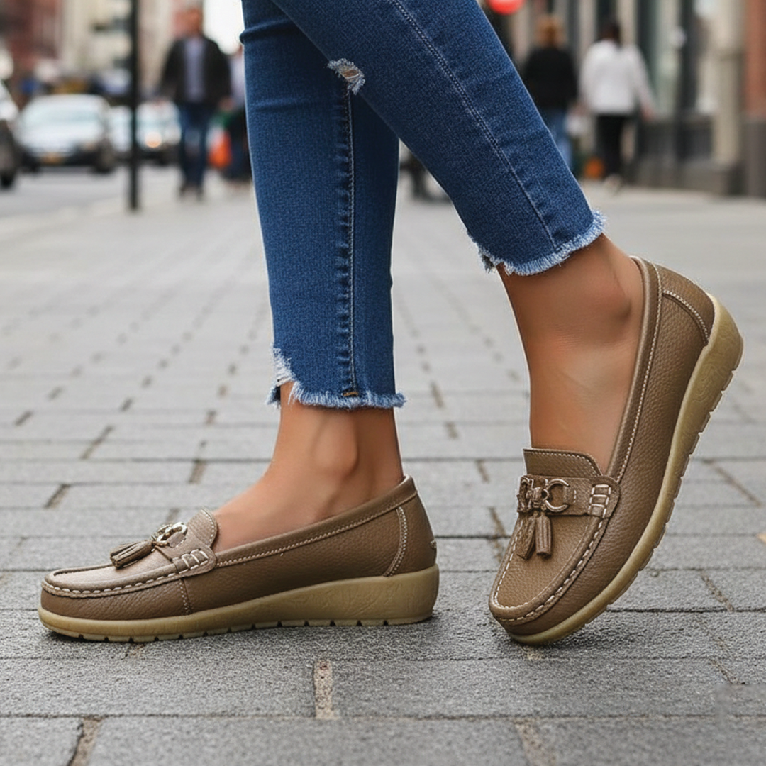 Anja | Mocassins de Pele para Mulher – Design com Pormenor de Pompom