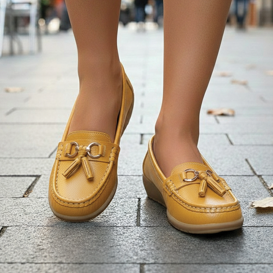 Anja | Mocassins de Pele para Mulher – Design com Pormenor de Pompom