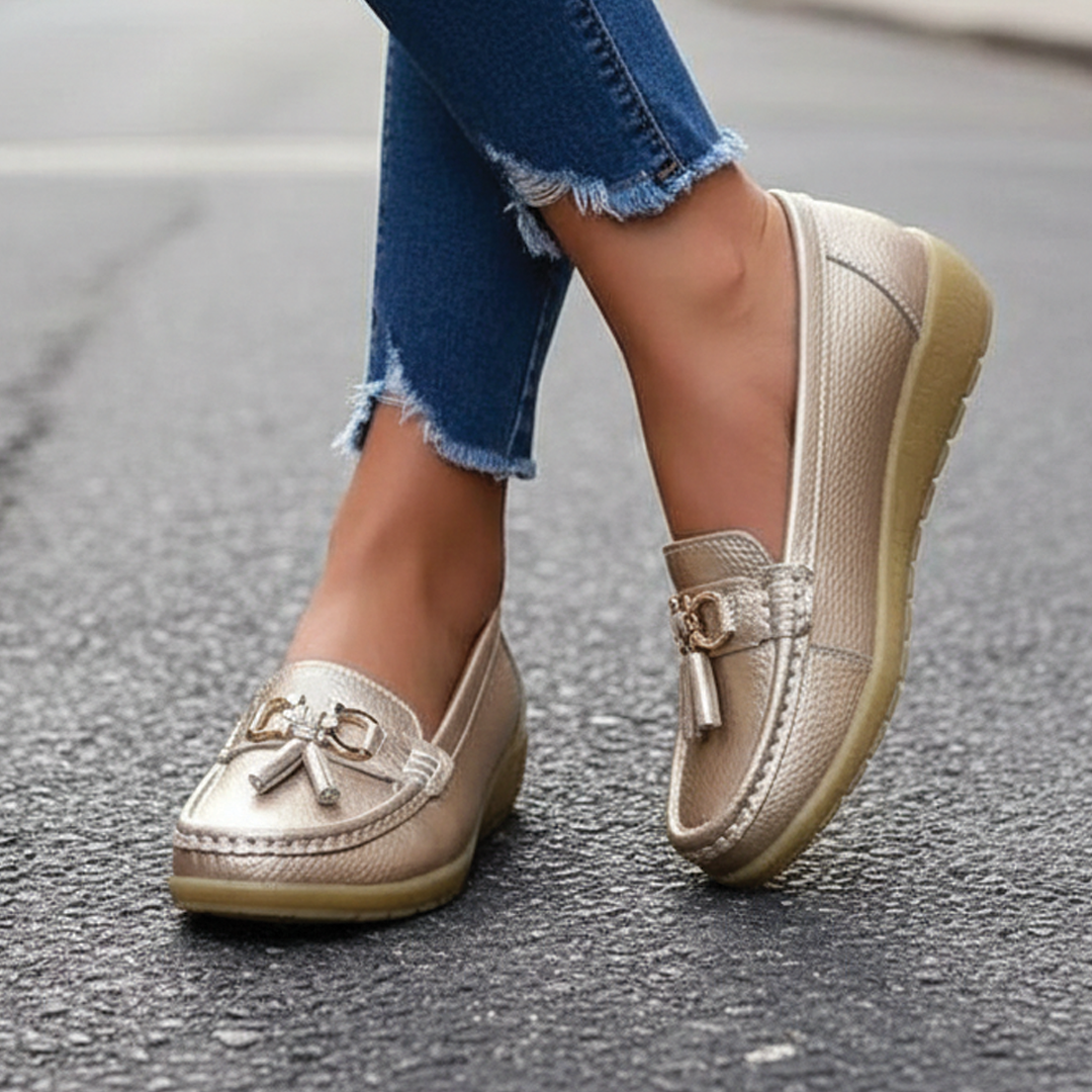 Anja | Mocassins de Pele para Mulher – Design com Pormenor de Pompom