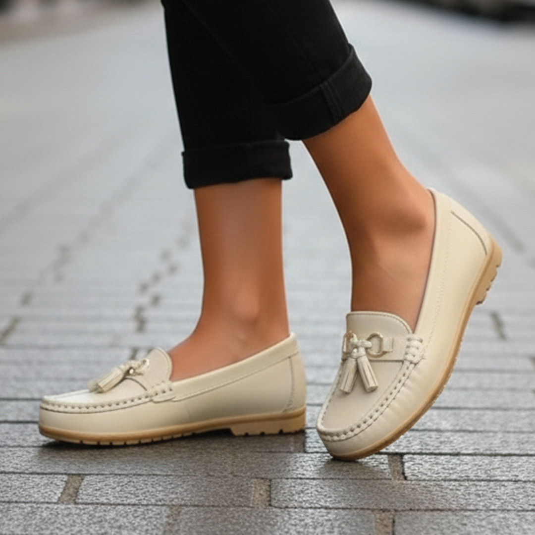 Anja | Mocassins de Pele para Mulher – Design com Pormenor de Pompom