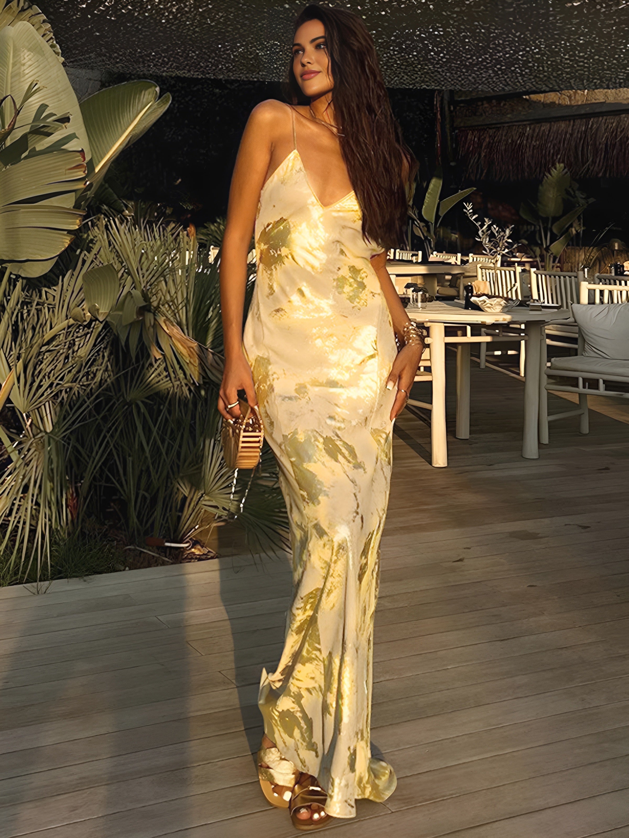 Vestido maxi com decote em V e estampado metálico