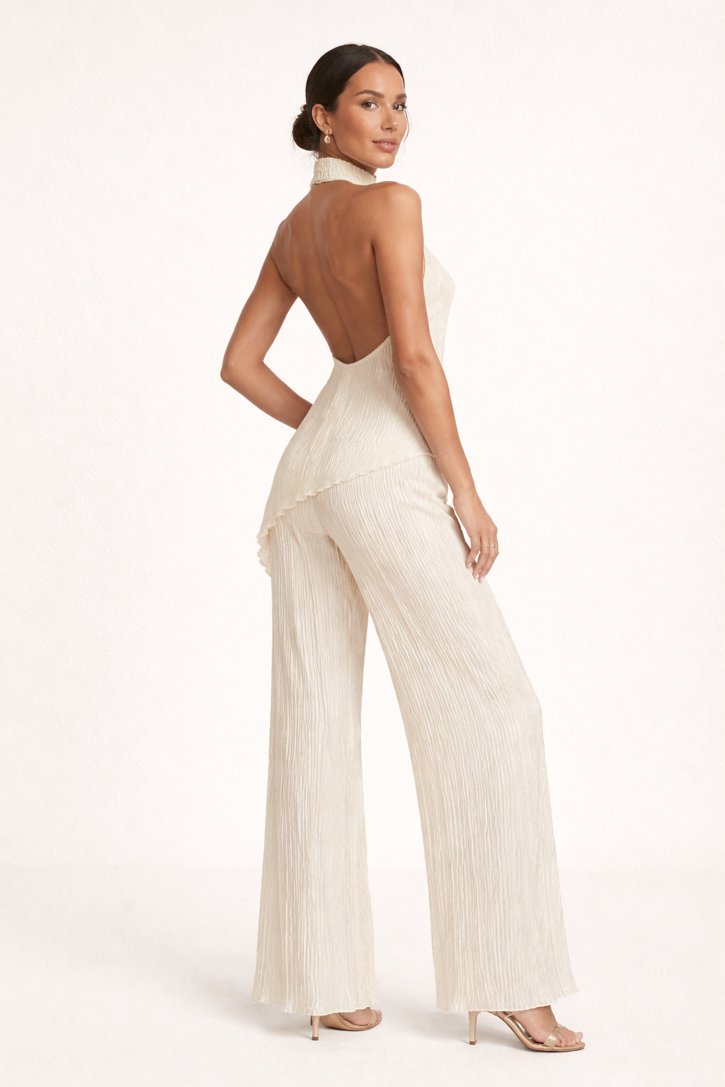 Conjunto plissado com calças largas e top halter assimétrico para mulher