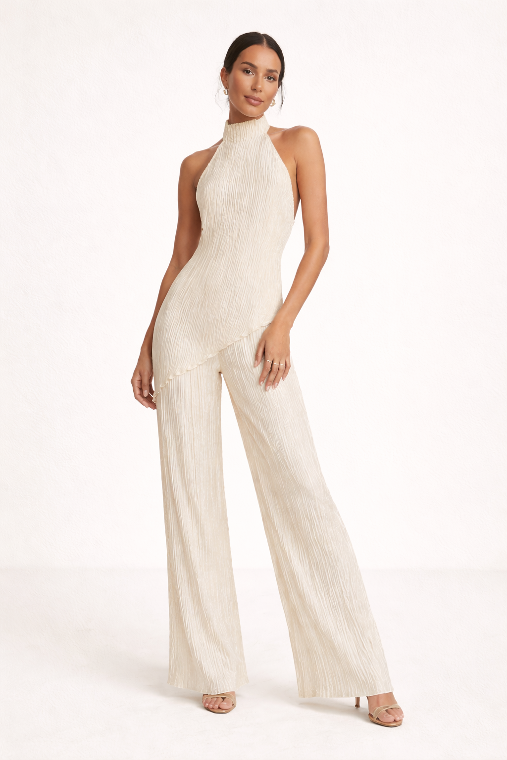 Conjunto plissado com calças largas e top halter assimétrico para mulher