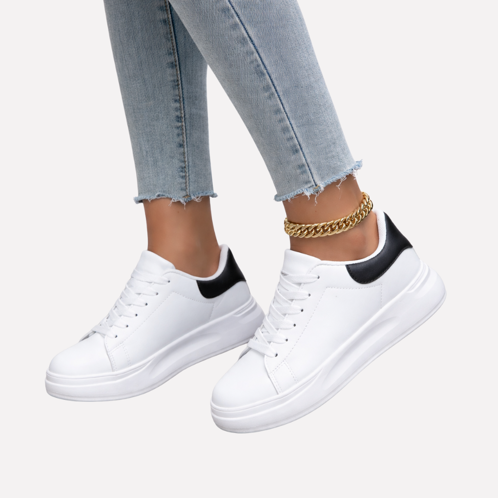 Κλασικά λευκά δερμάτινα sneakers για γυναίκες