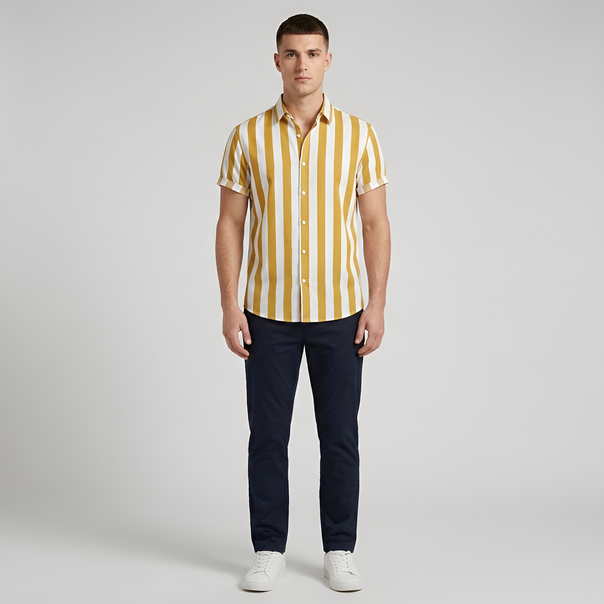 Camisa de homem de manga curta às riscas com colarinho e fecho de botões