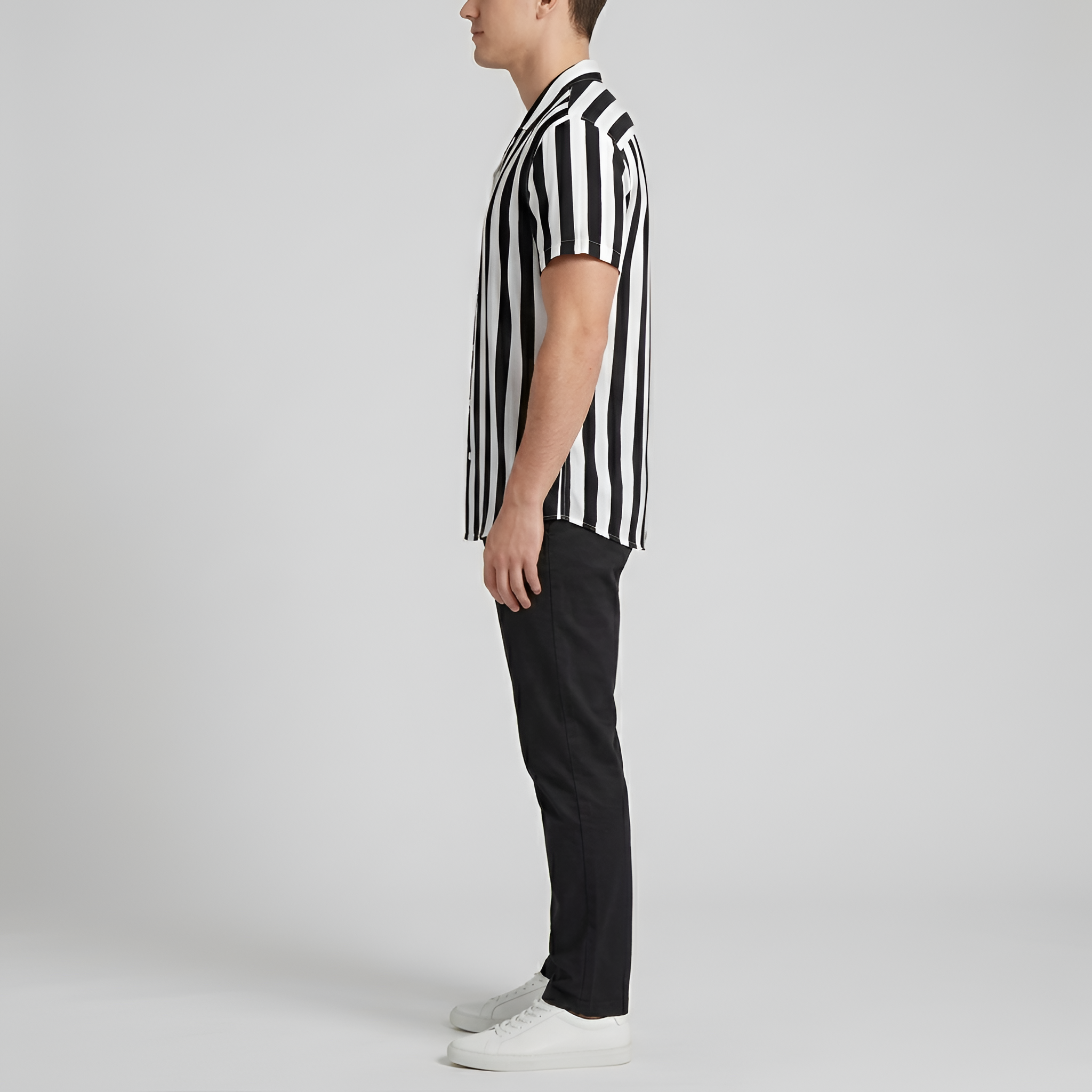 Camisa de homem de manga curta às riscas com colarinho e fecho de botões