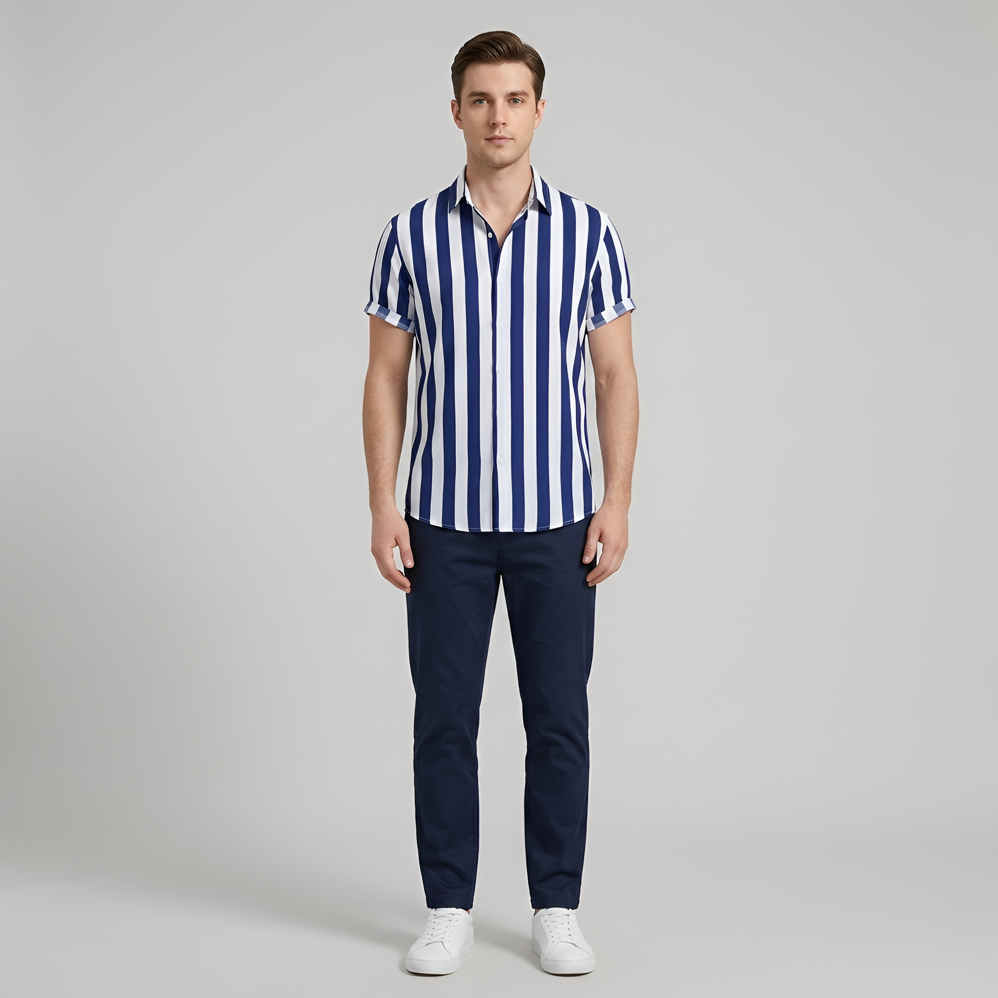 Camisa de homem de manga curta às riscas com colarinho e fecho de botões