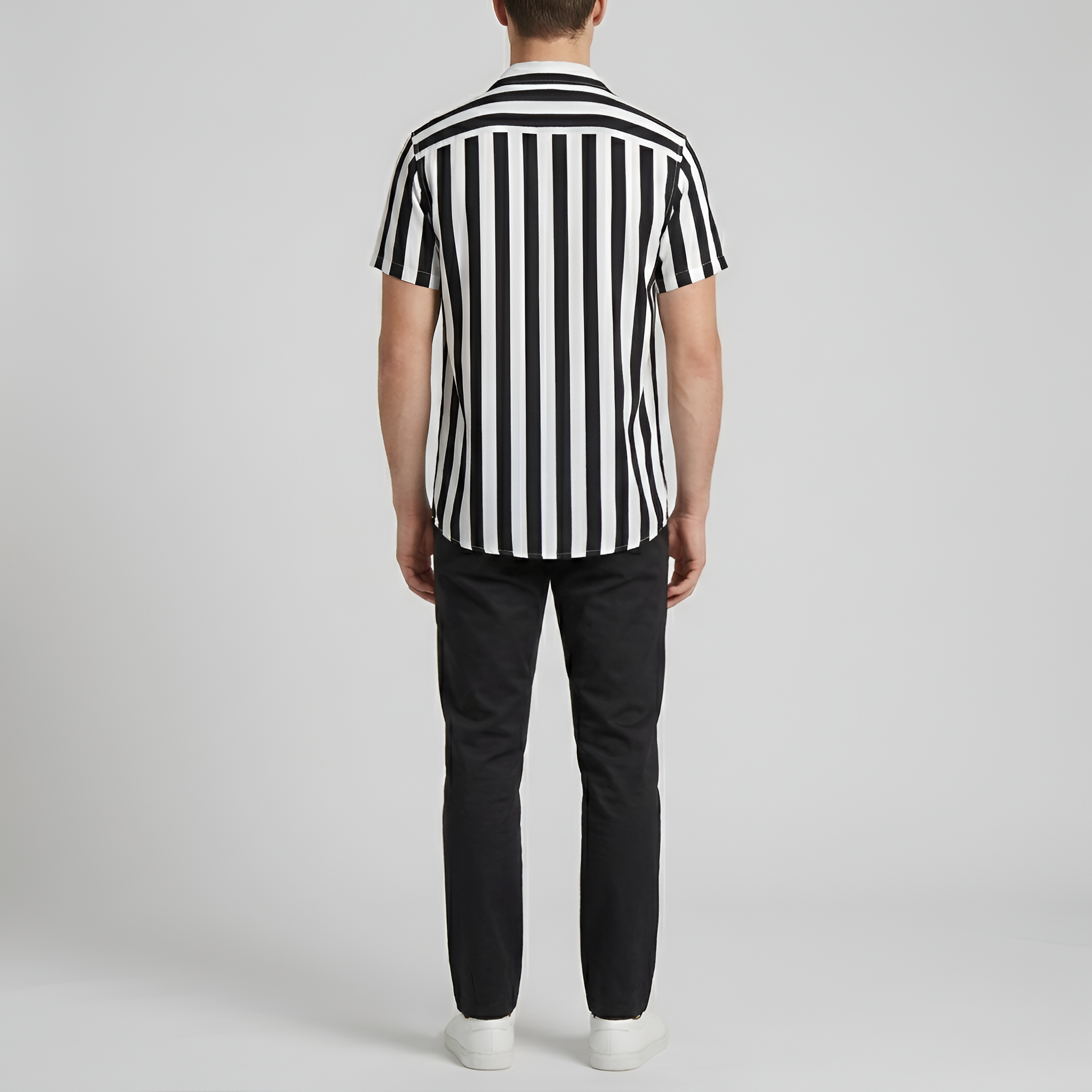 Camisa de homem de manga curta às riscas com colarinho e fecho de botões