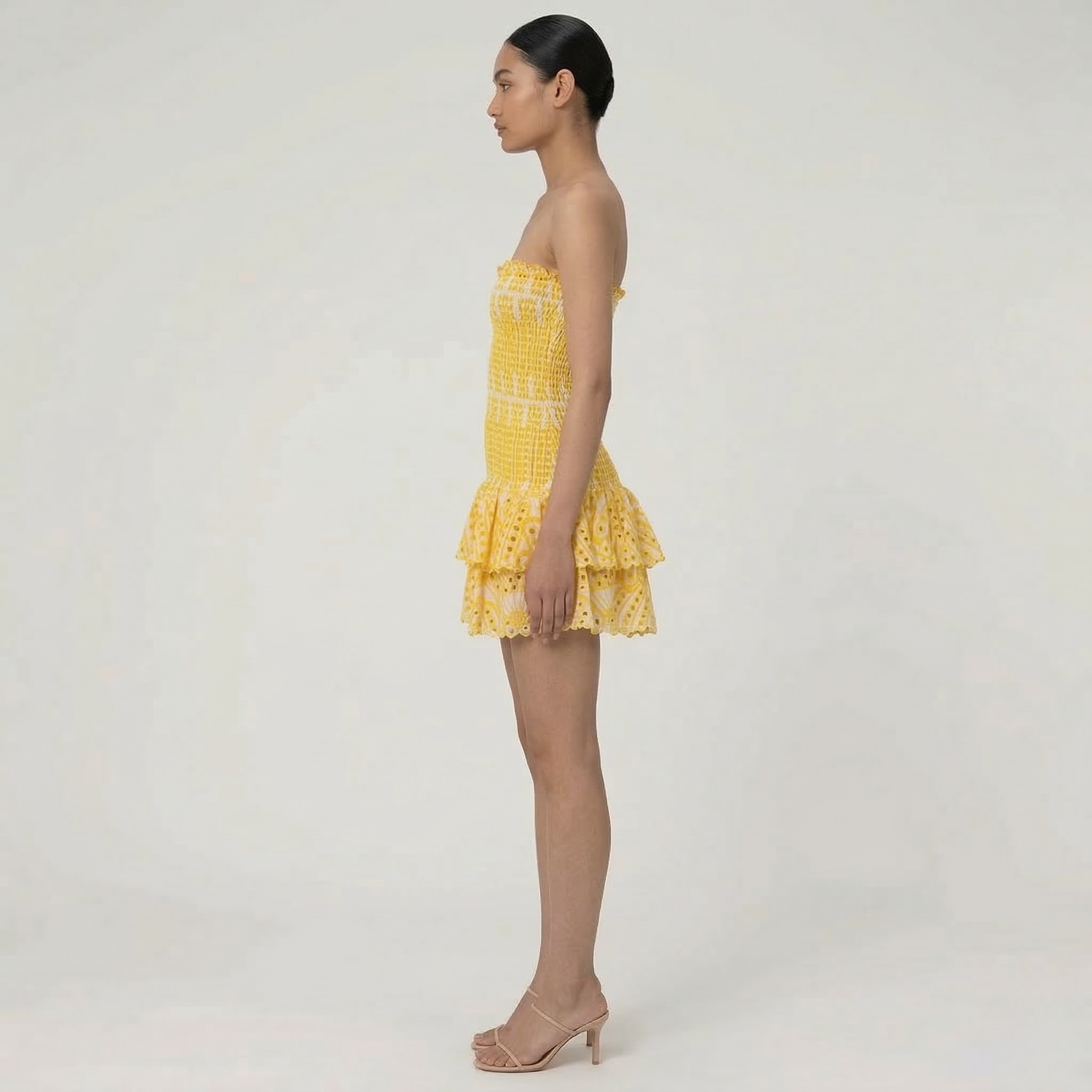 Vestito mini senza spalline da donna con smock e volant, elegante abito estivo