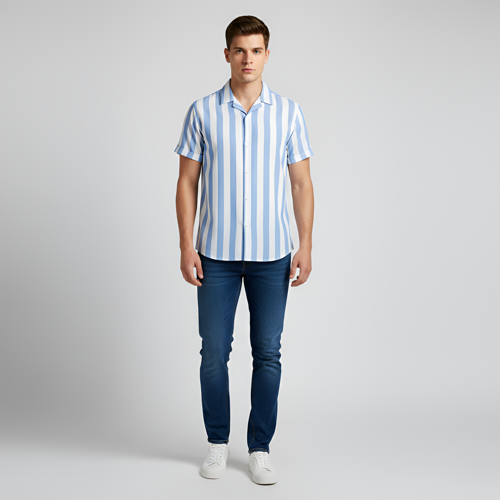 Camisa de homem de manga curta às riscas com colarinho e fecho de botões