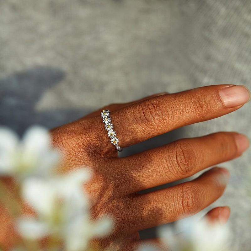 Anillo margarita ajustable de plata