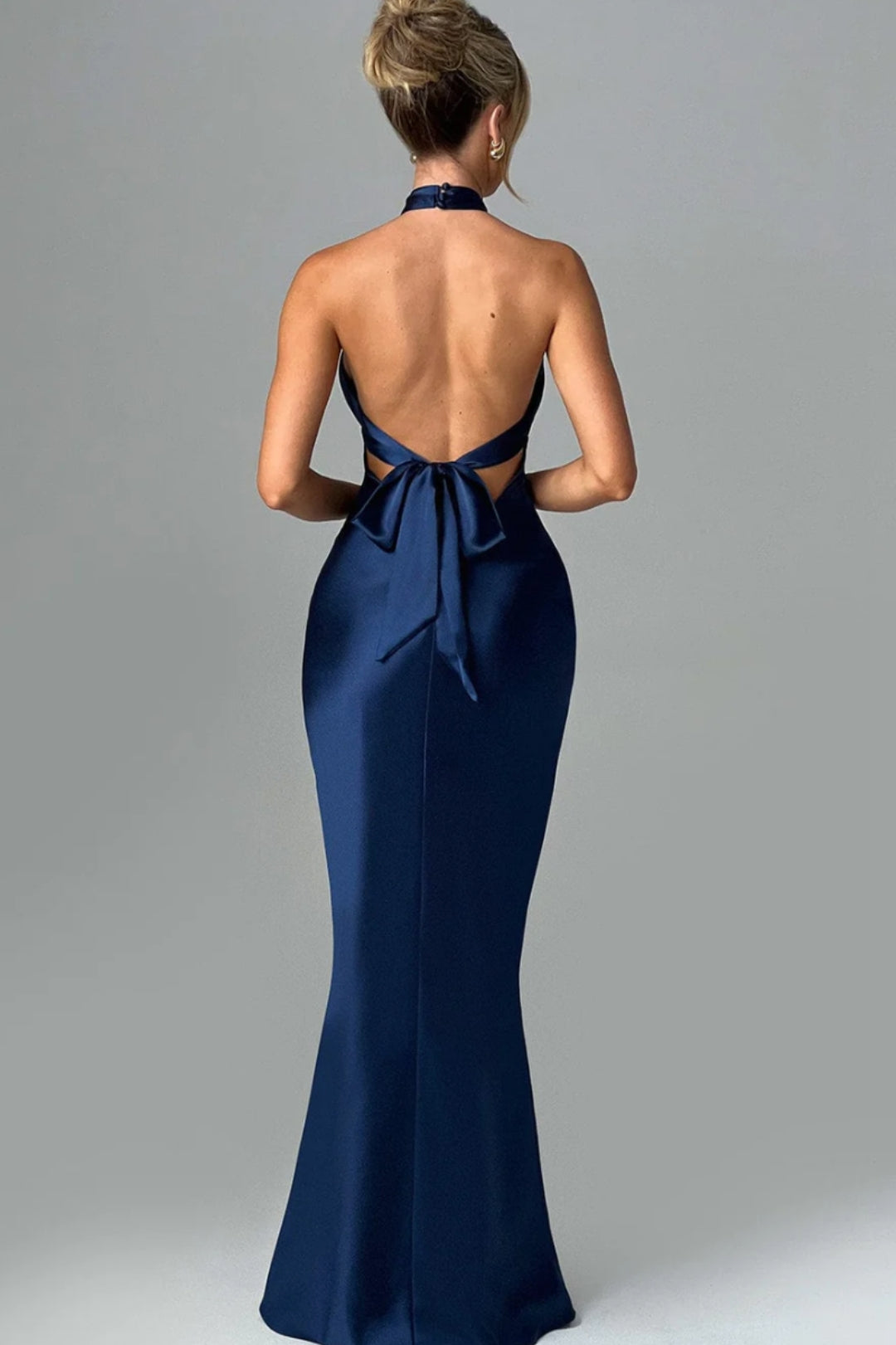 Vestido largo elegante con cuello halter