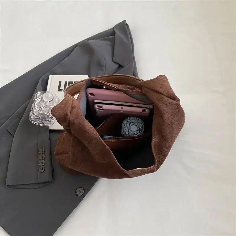 Minimalistisk Skuldertaske i Blødt Ruskind-Look | Rummelig Hobo Taske til Hverdag og Shopping | Letvægts Design med Rem