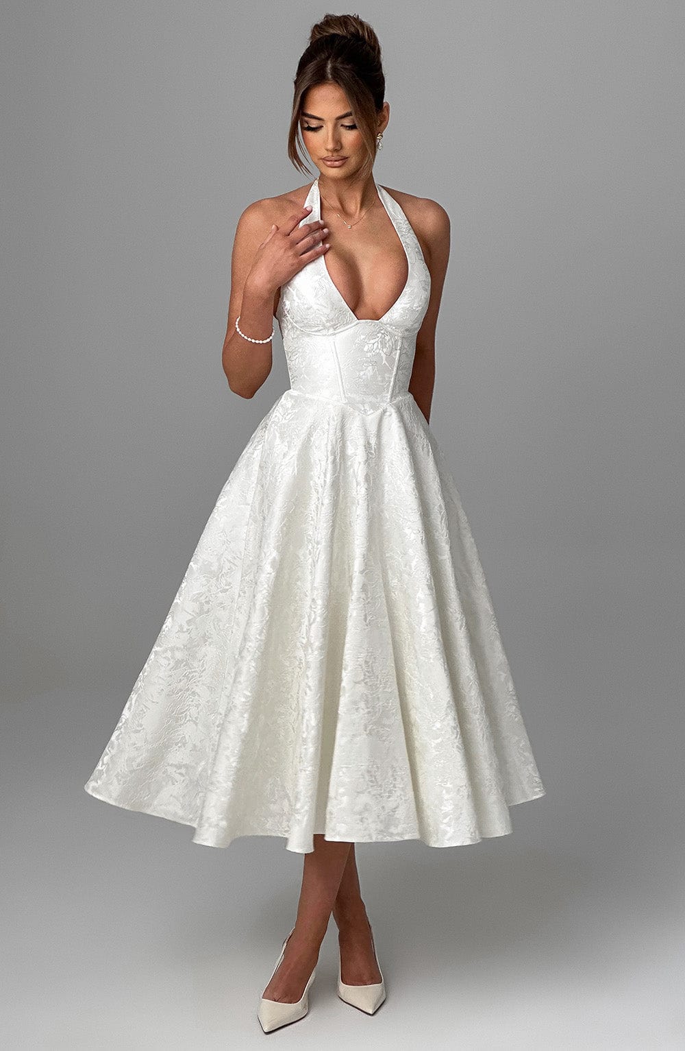 Vestido midi halter elegante y acampanado para invitada de boda para mujer  