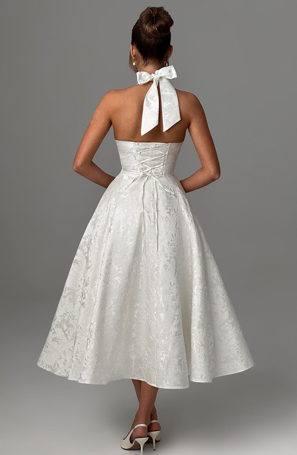 Vestido midi halter elegante y acampanado para invitada de boda para mujer  