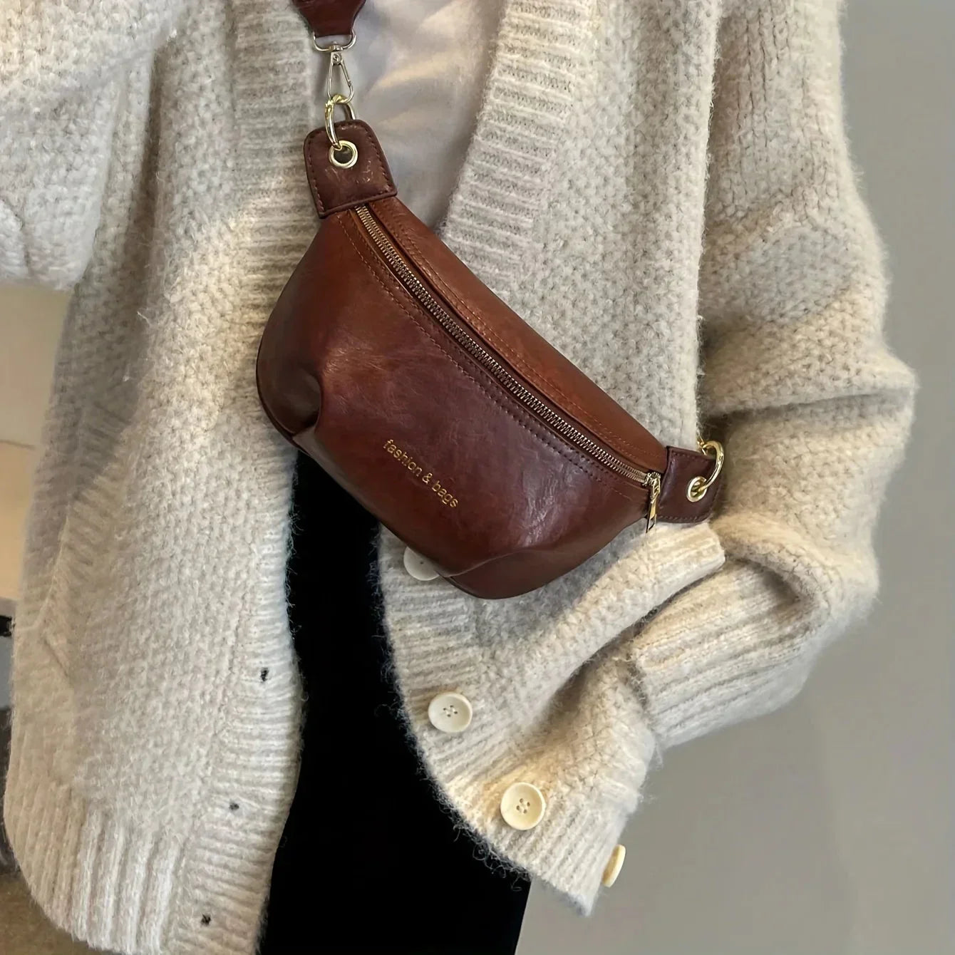Læder-bæltetaske med Bredt Broderet Crossbody-rem