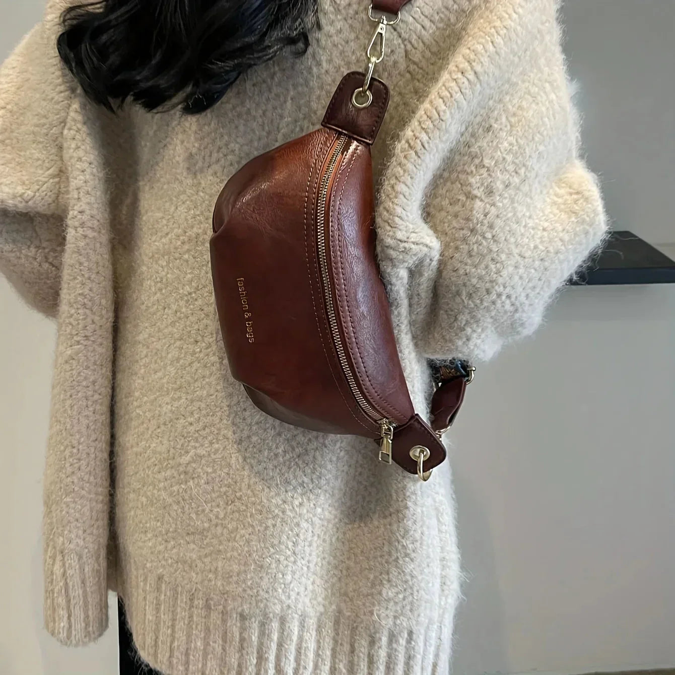 Læder-bæltetaske med Bredt Broderet Crossbody-rem