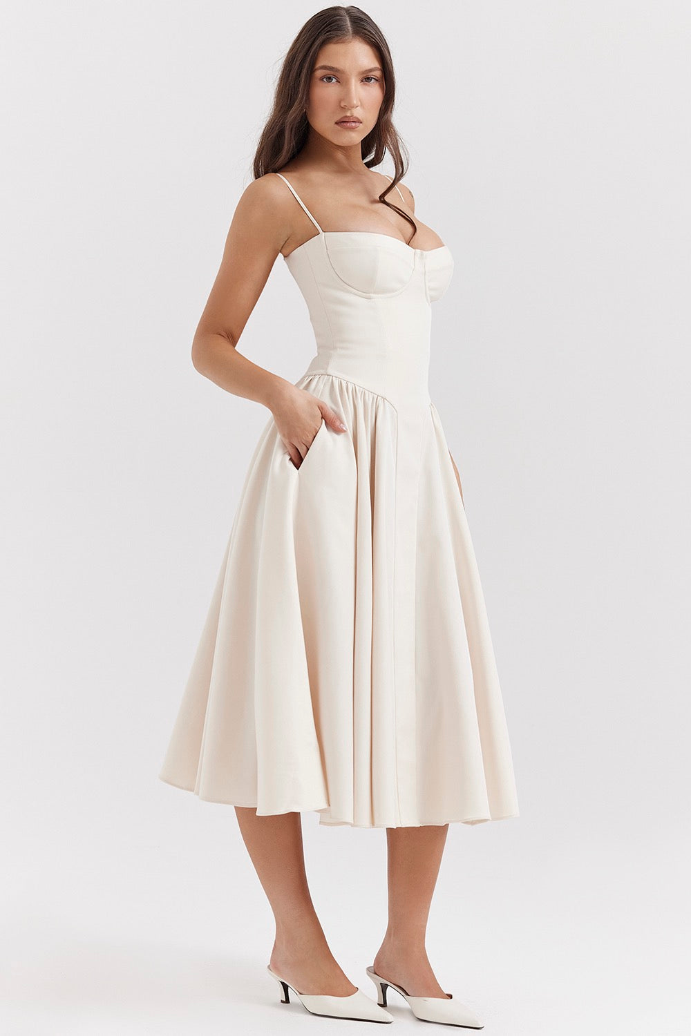 Elegant, Flatterende & Alsidig Midi Kjole