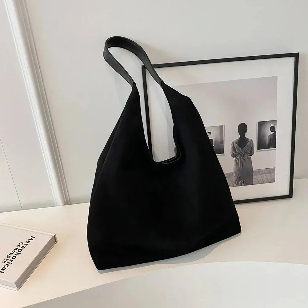 Minimalistisk Skuldertaske i Blødt Ruskind-Look | Rummelig Hobo Taske til Hverdag og Shopping | Letvægts Design med Rem