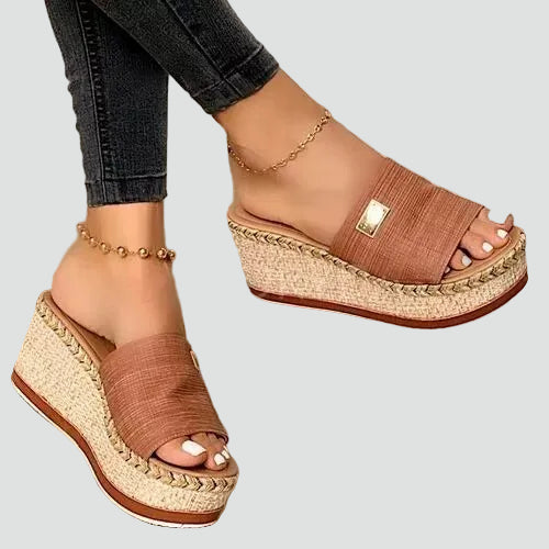 Ortopædiske slippers til damer - Regular Fit med flettet sål og kilehæl