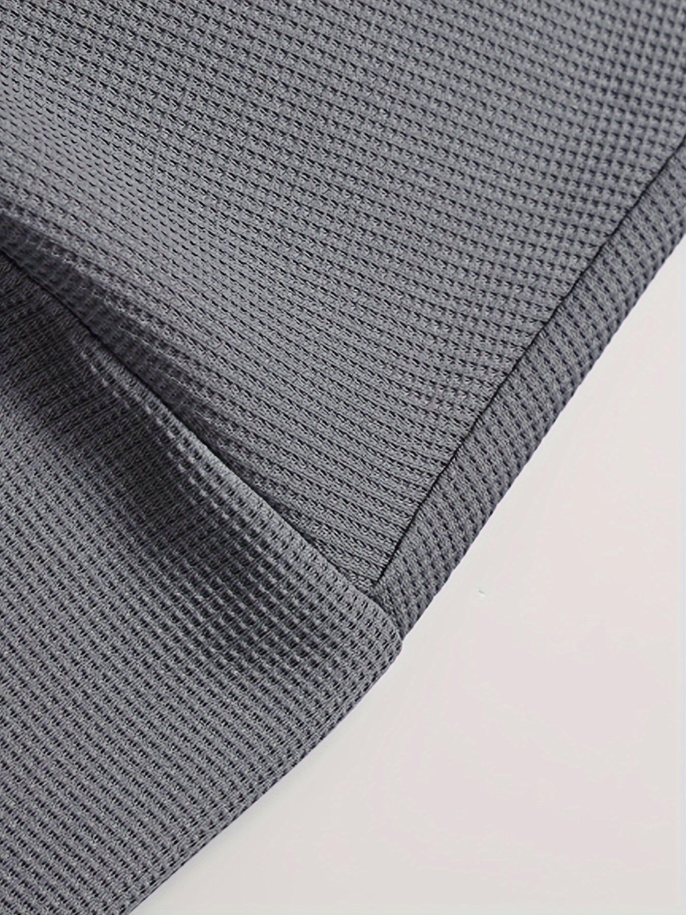 2-delt loungesæt til mænd bestående af en kortærmet T-shirt og shorts med snøre