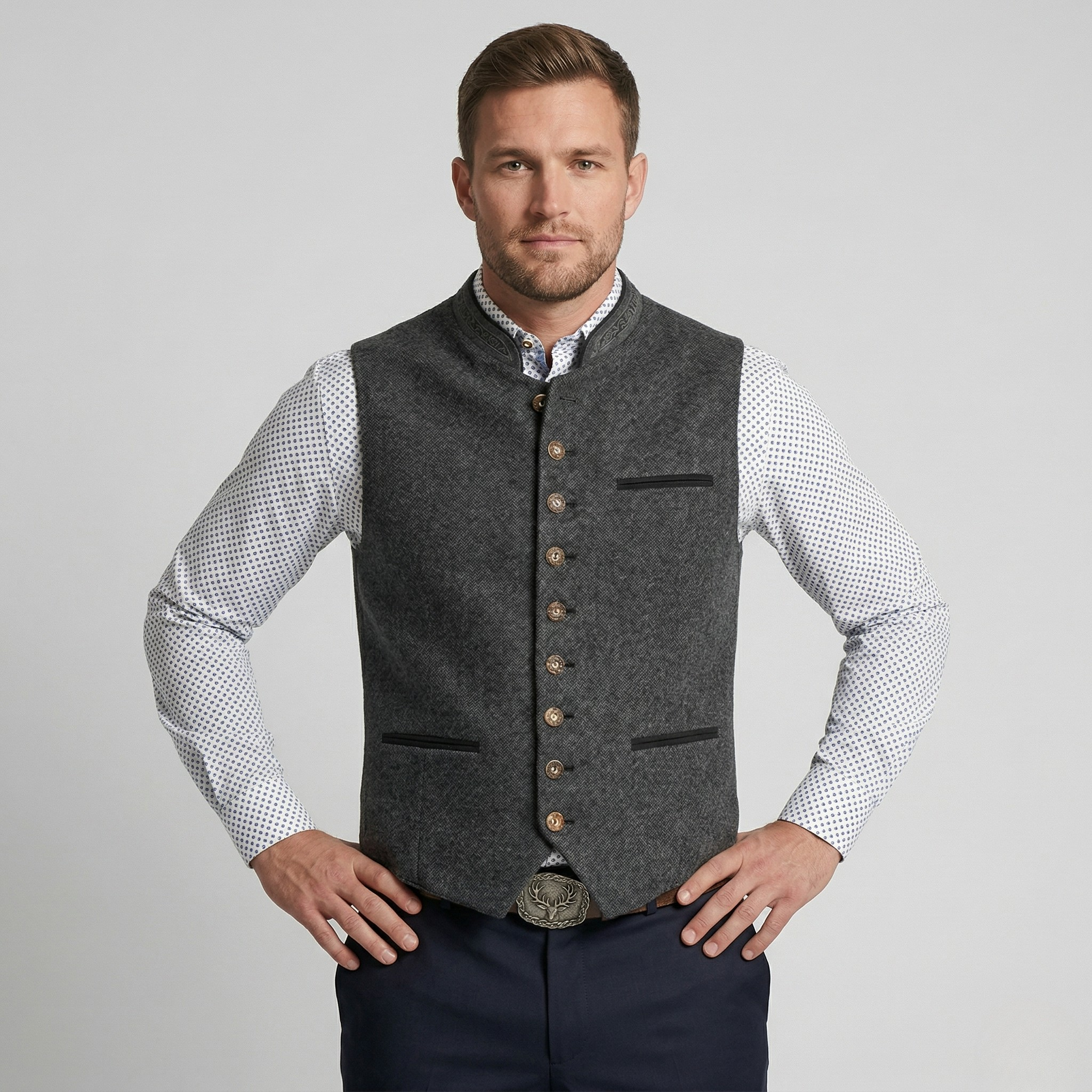 Gilet traditionnel élégant pour homme en gris avec un design classique et un style épuré, idéal pour les fêtes et un usage quotidien