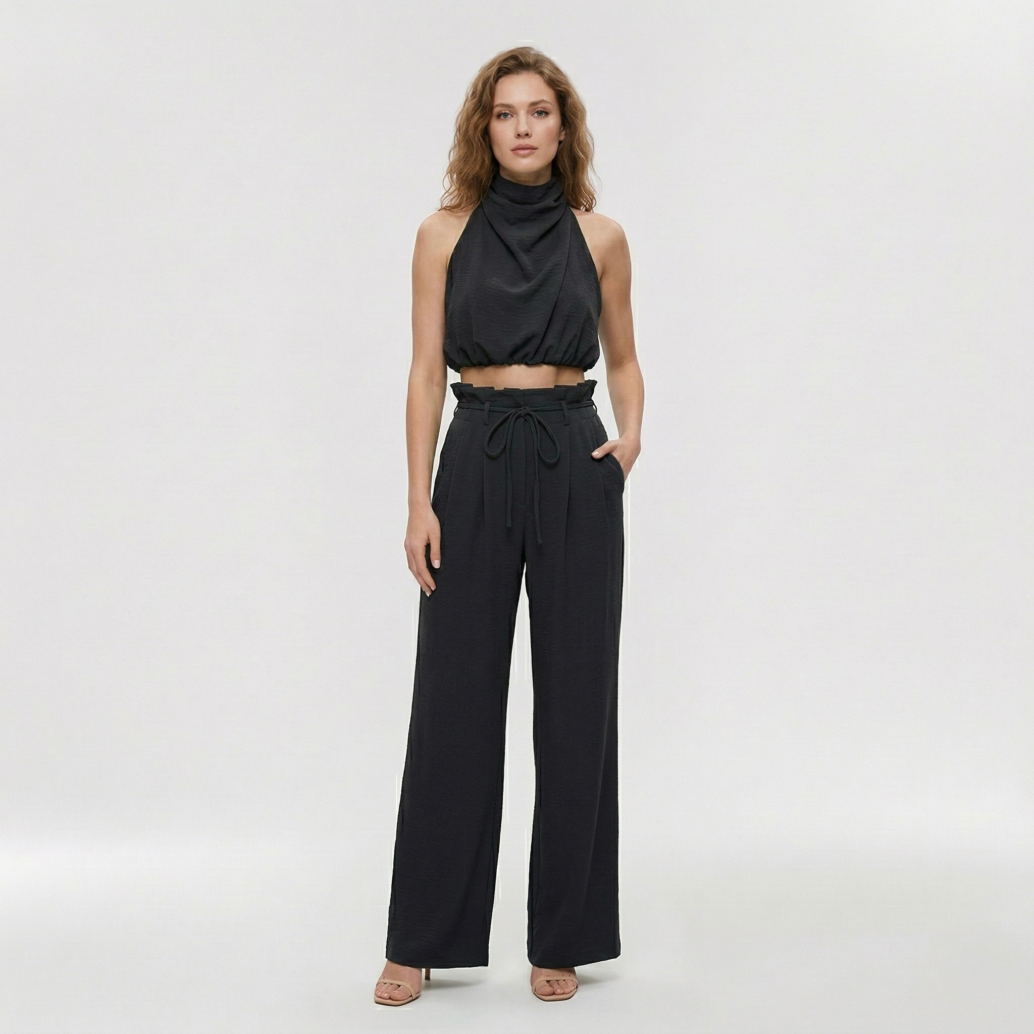 Ensemble élégant pour femme avec haut et pantalon au design léger et épuré, idéal pour les fêtes et le quotidien