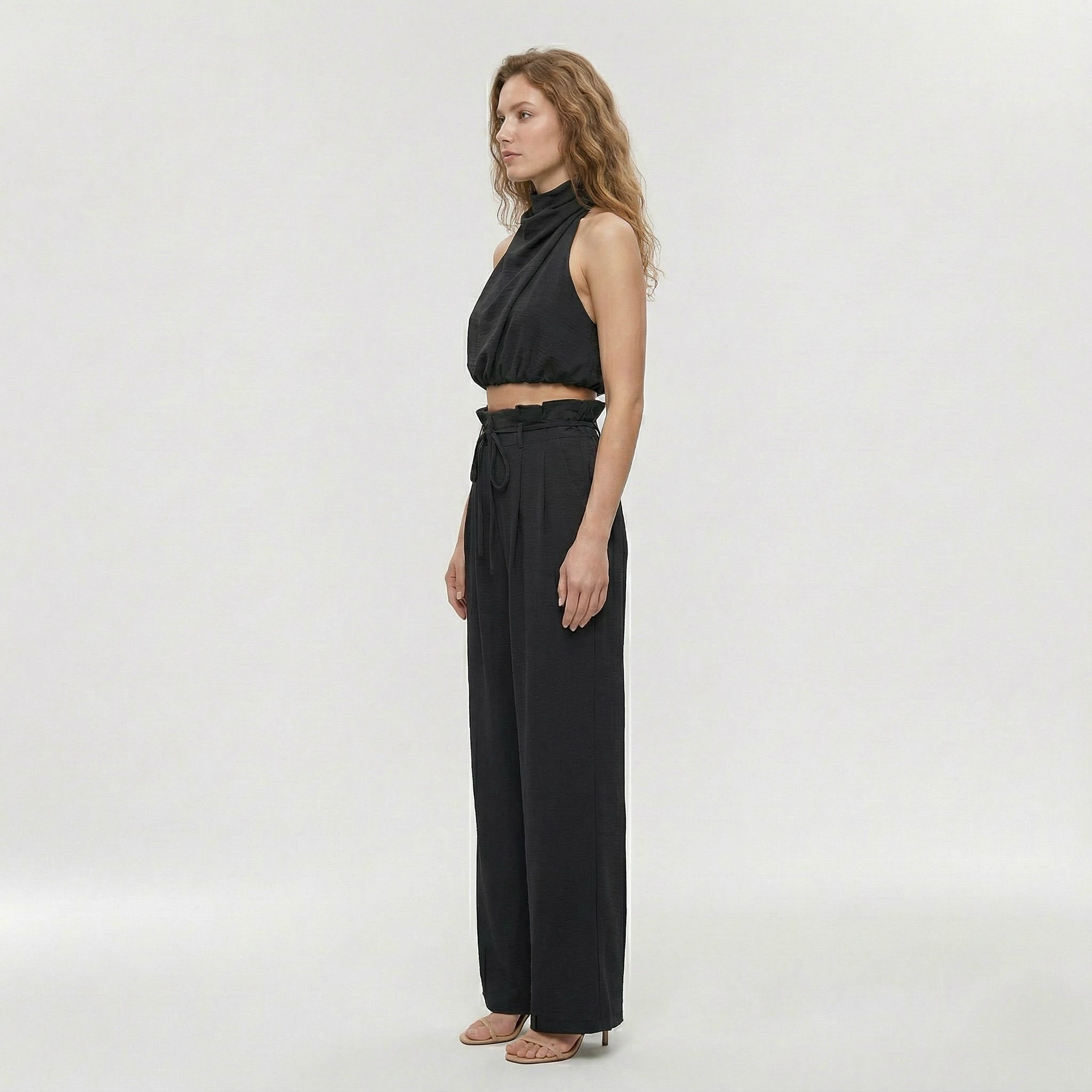 Ensemble élégant pour femme avec haut et pantalon au design léger et épuré, idéal pour les fêtes et le quotidien