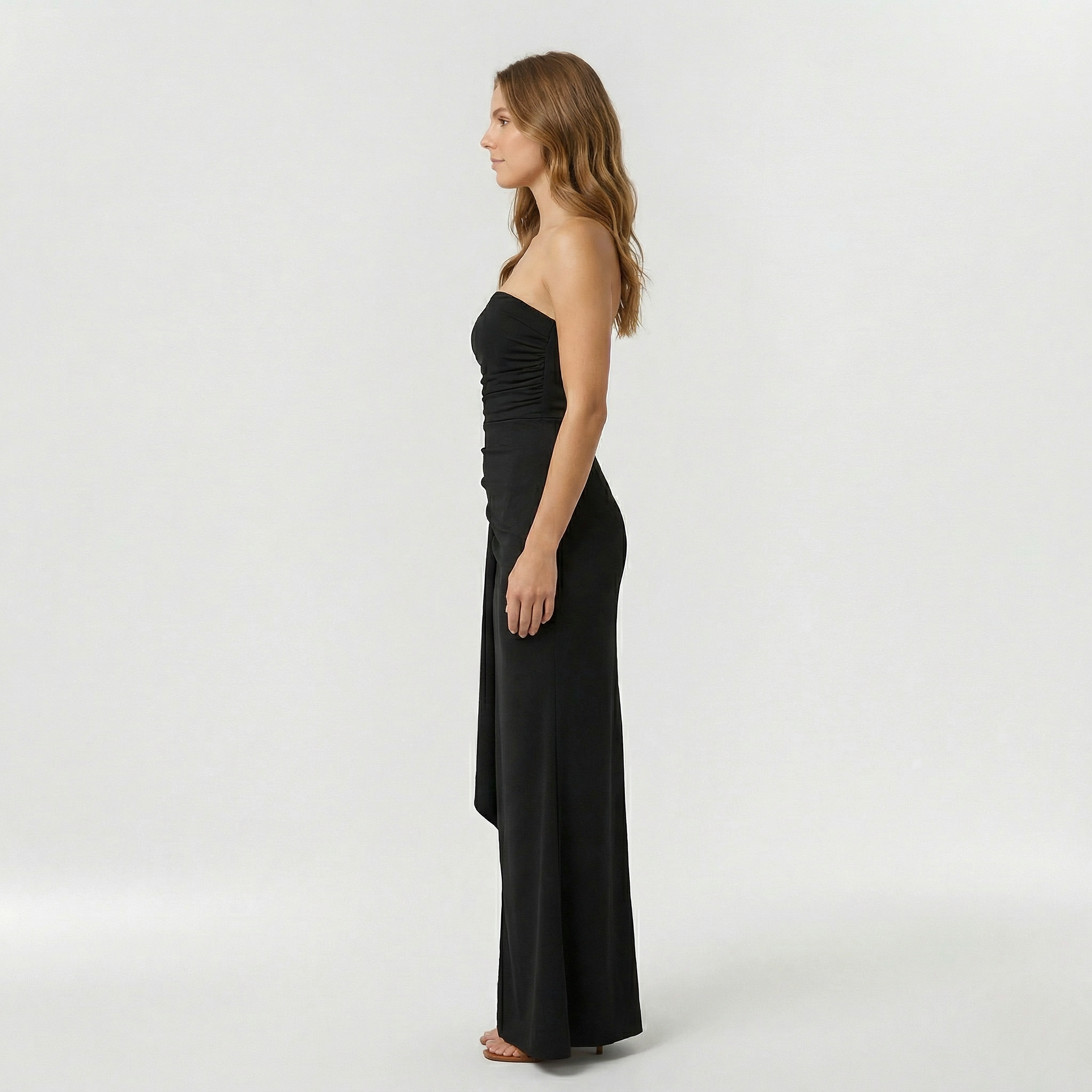 Sukienka maxi bez ramiączek z wysokim rozcięciem i dopasowanym krojem na elegancki wieczorowy look