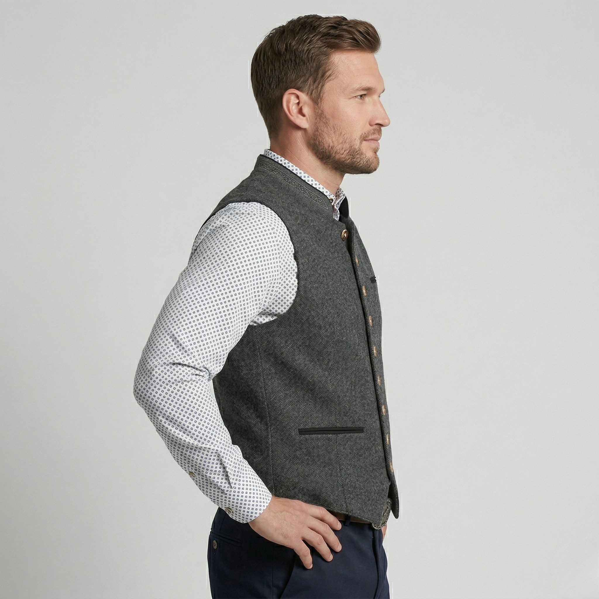 Elegantní pánská trachtová vesta v šedé barvě s klasickým designem a čistým výrazem pro slavnostní i každodenní nošení