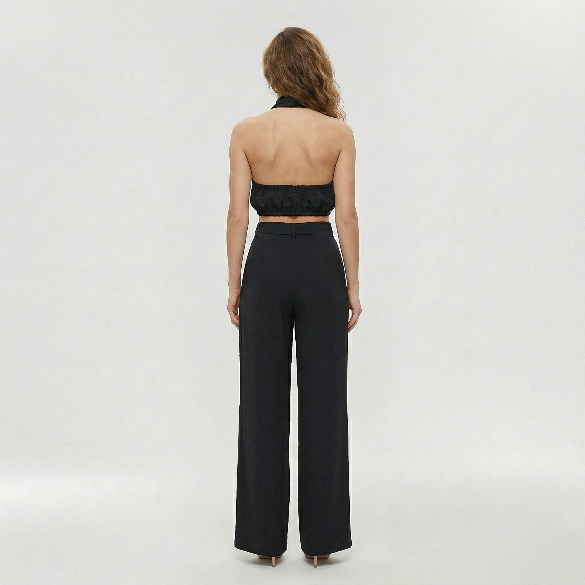 Ensemble élégant pour femme avec haut et pantalon au design léger et épuré, idéal pour les fêtes et le quotidien