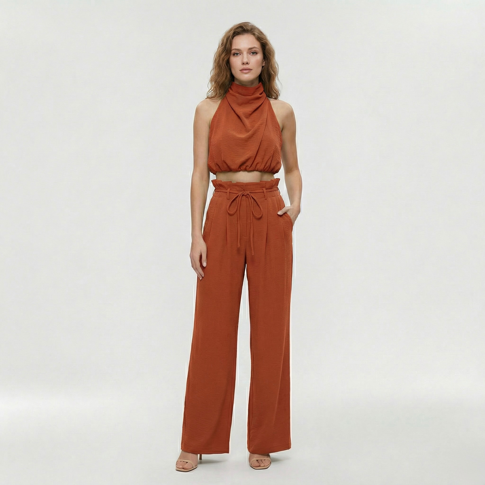 Ensemble élégant pour femme avec haut et pantalon au design léger et épuré, idéal pour les fêtes et le quotidien