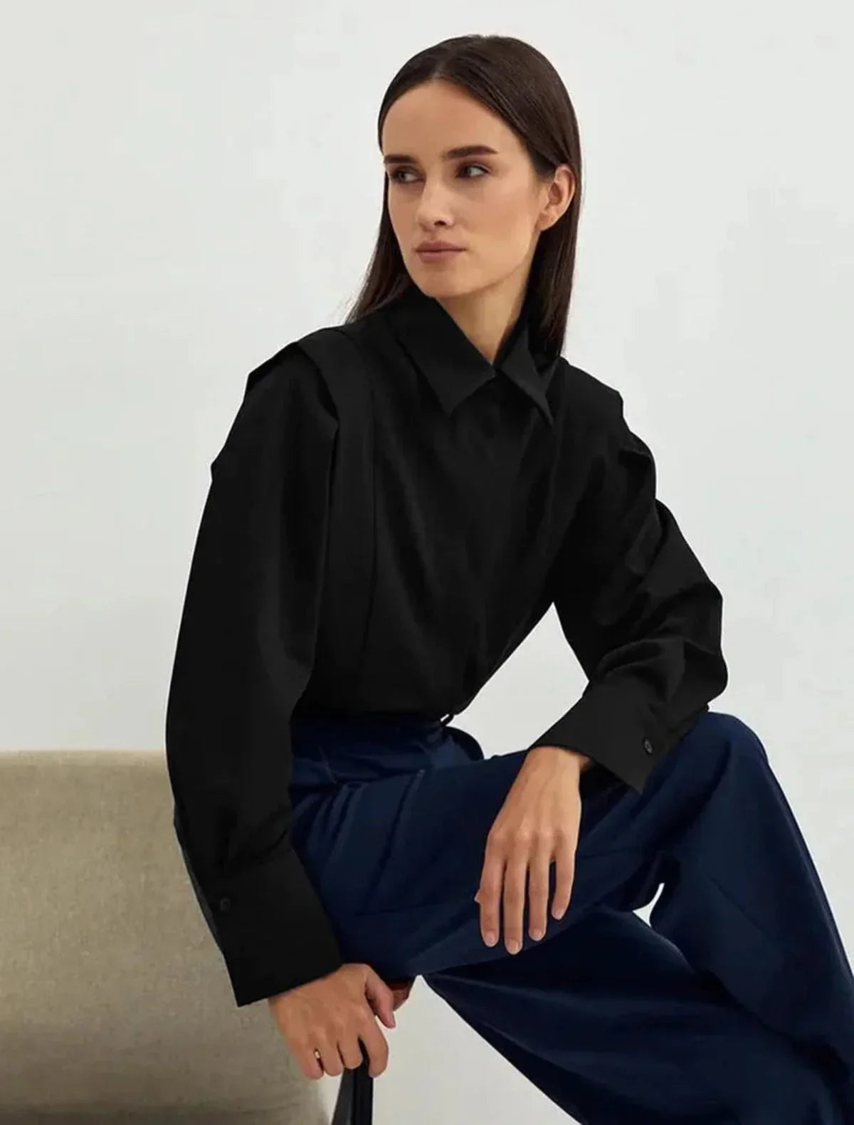 Chemise carrée femme à boutons multiples, en tissu léger, disponible en plusieurs couleurs pour un style décontracté.