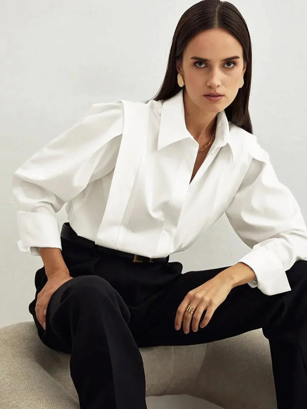 Chemise carrée noire pour femme avec plusieurs boutons, en tissu léger, adaptée pour un usage quotidien.