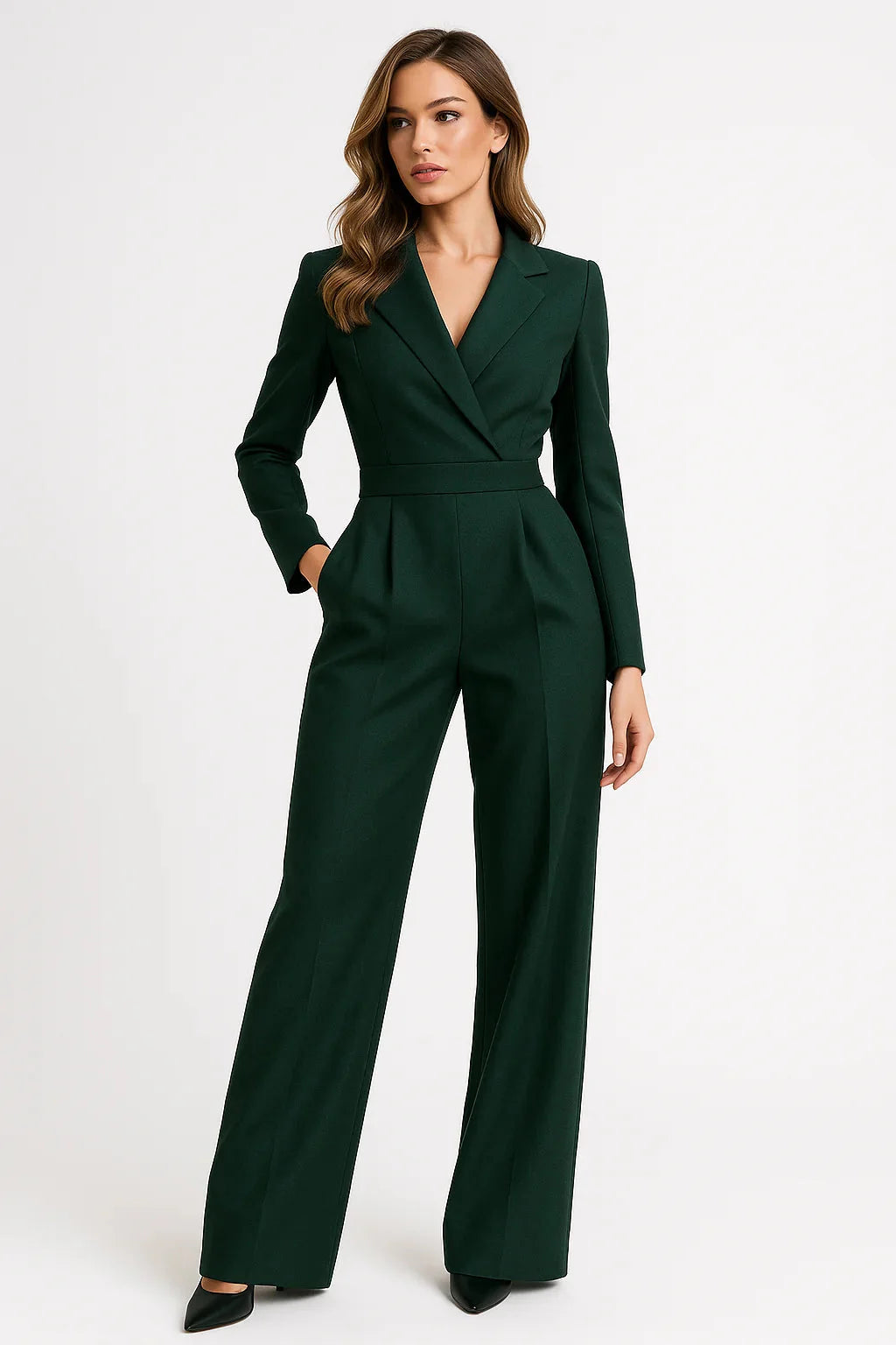 Combinaison femme rouge, col en V, jambes larges et tissu fluide, adaptée pour des occasions spéciales.