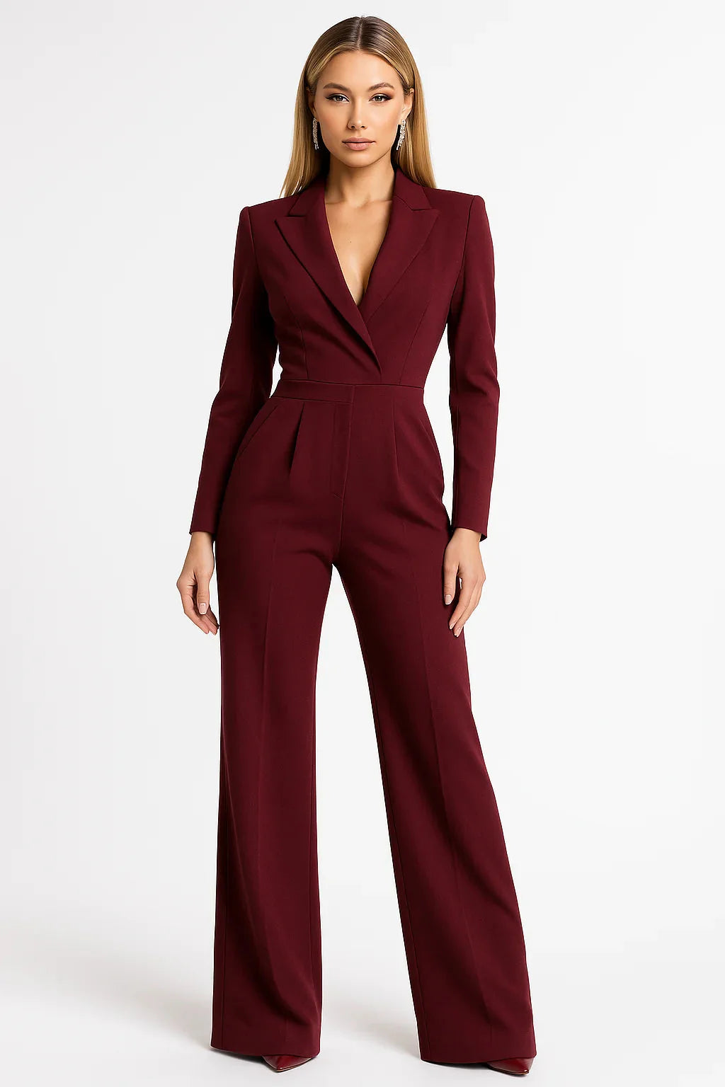 Combinaison femme blanche, col en V, jambes larges, en tissu léger et respirant pour un confort quotidien.