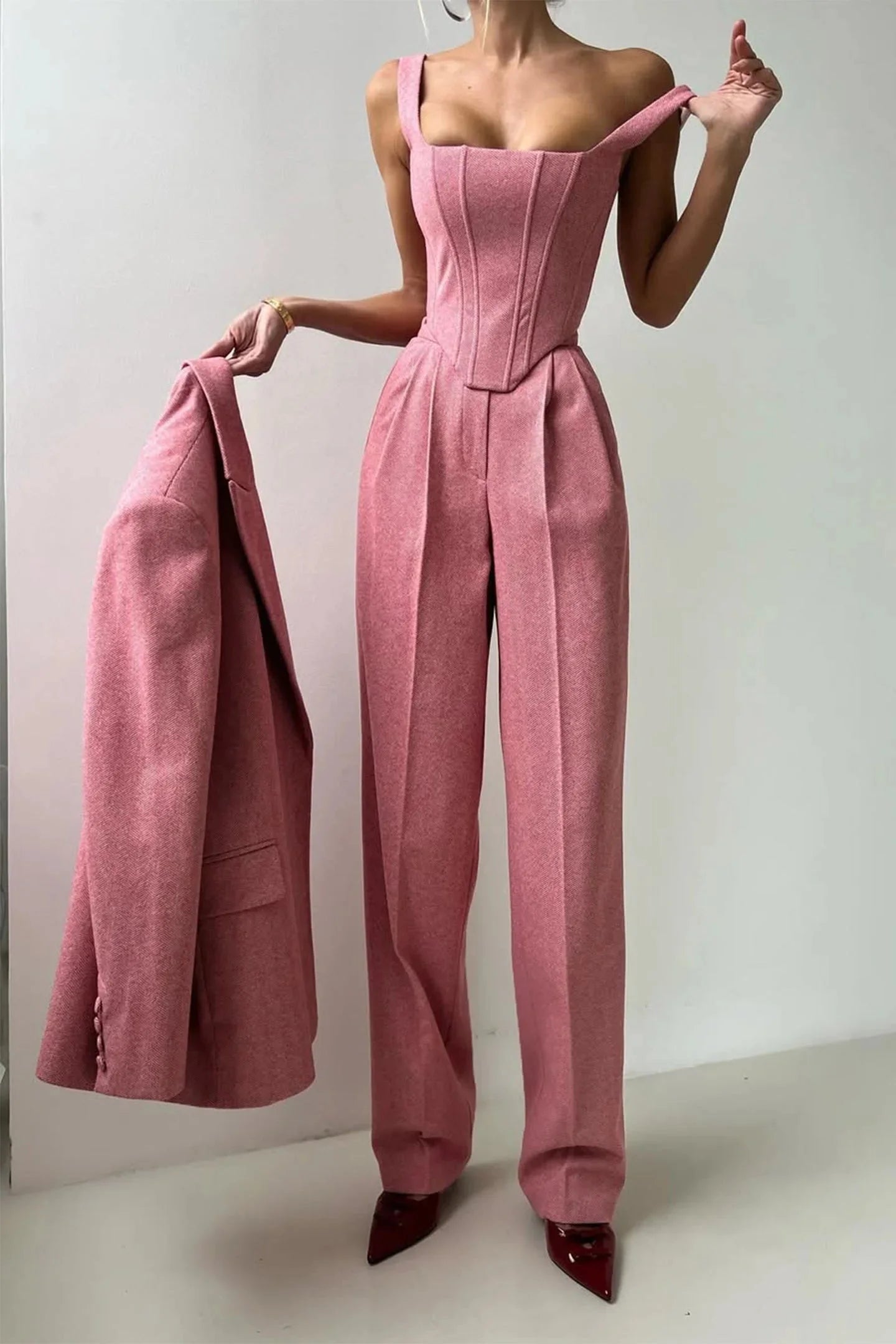 Ensemble femme trois pièces en tissu doux, avec haut ajusté et coupe élégante pour diverses occasions.