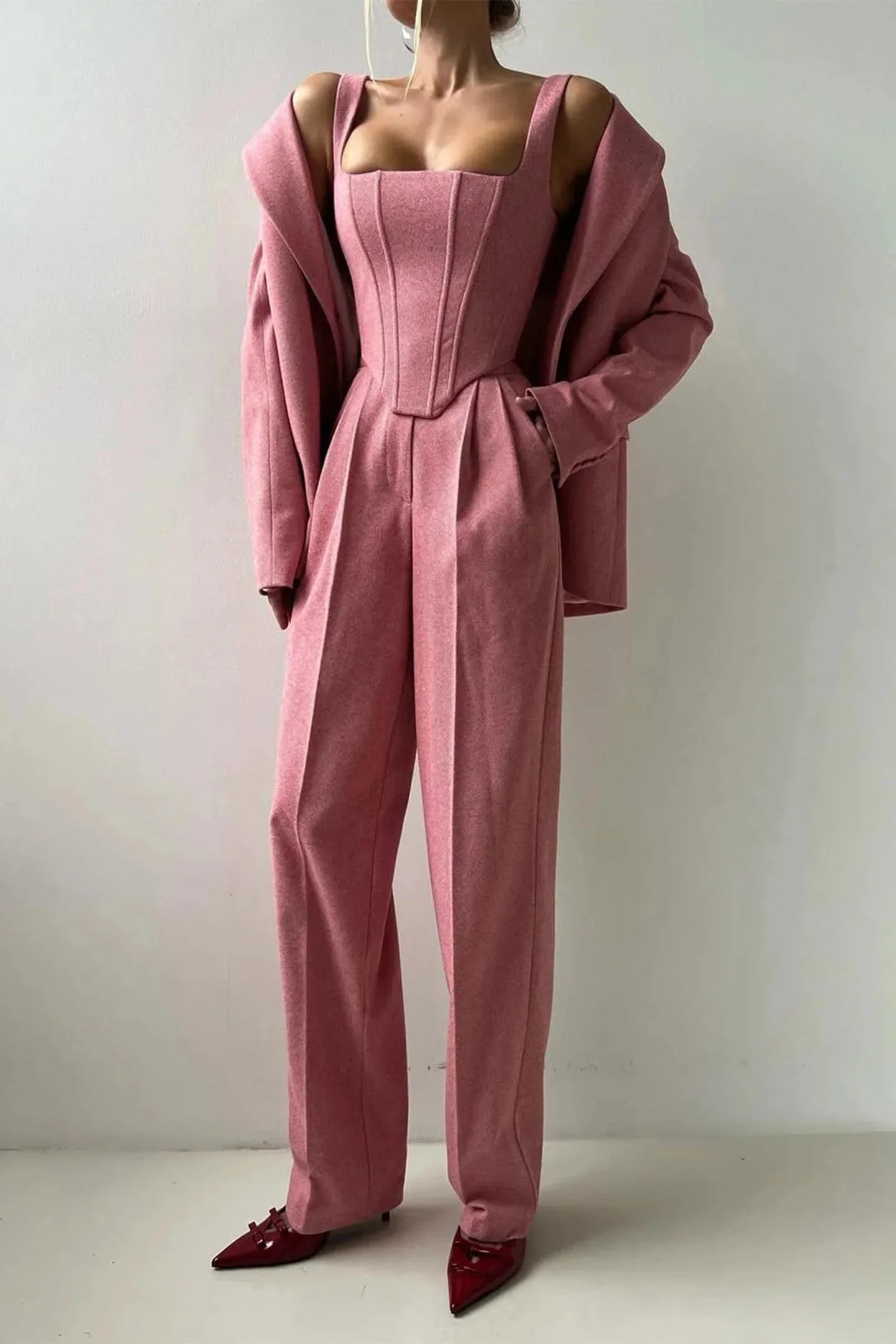 Ensemble femme trois pièces en tissu élastique avec haut ajusté et coupe élégante, adapté à diverses occasions.
