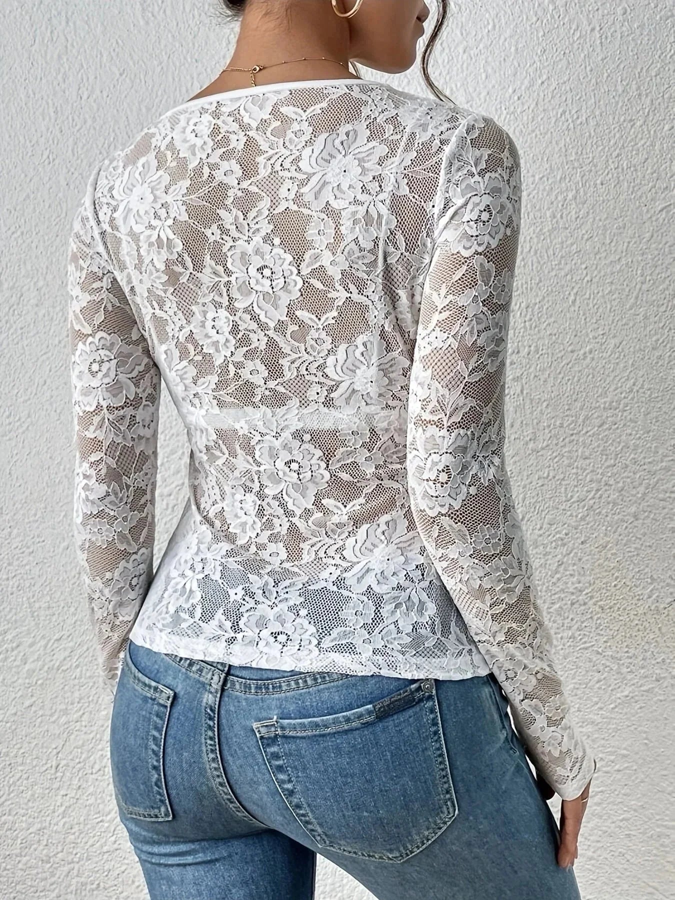 Haut en dentelle blanche, manches longues, col V, adaptée pour des occasions festives ou quotidiennes.