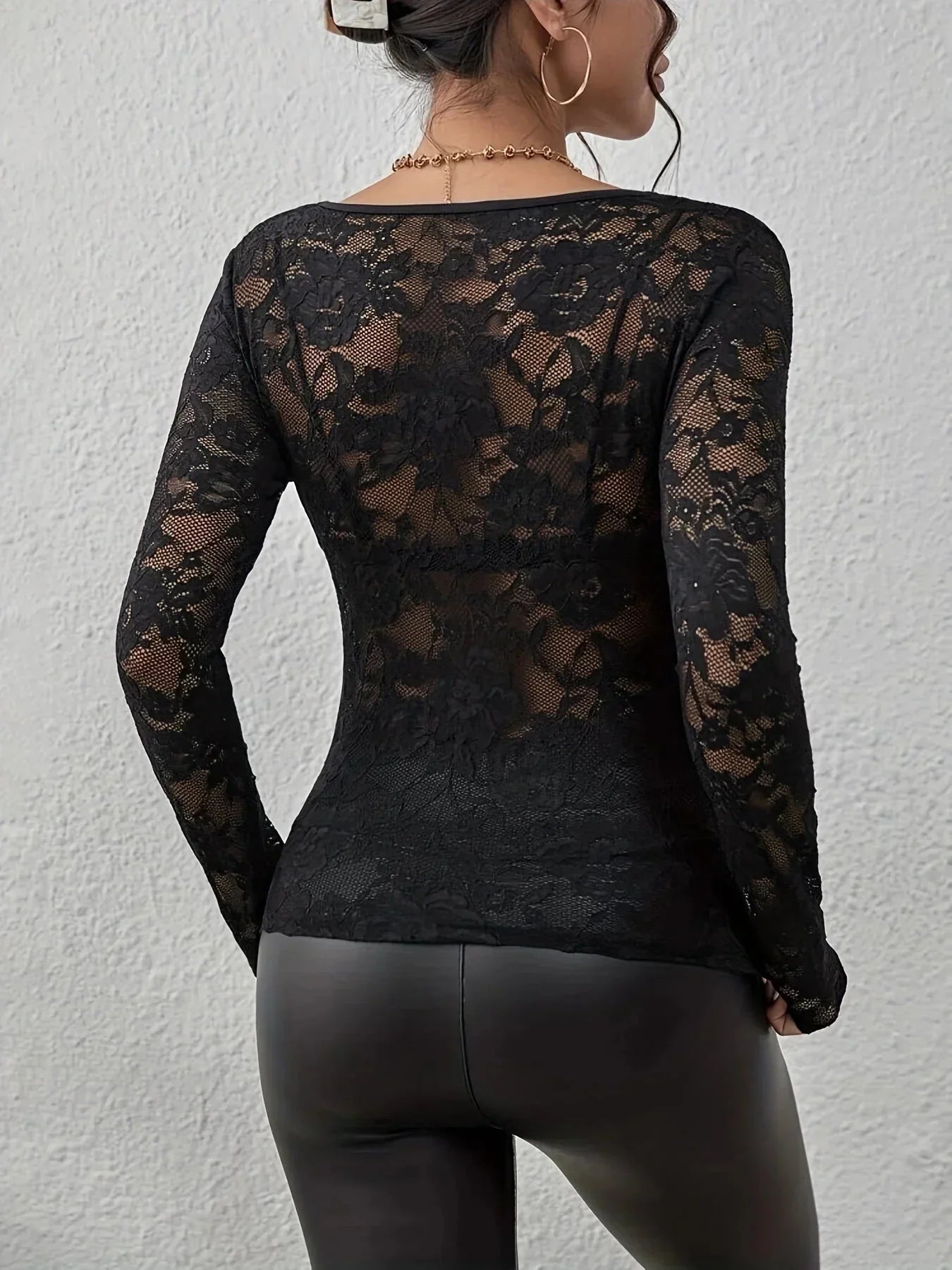Haut en dentelle noire pour femme, manches longues, col V, adapté aux occasions spéciales.